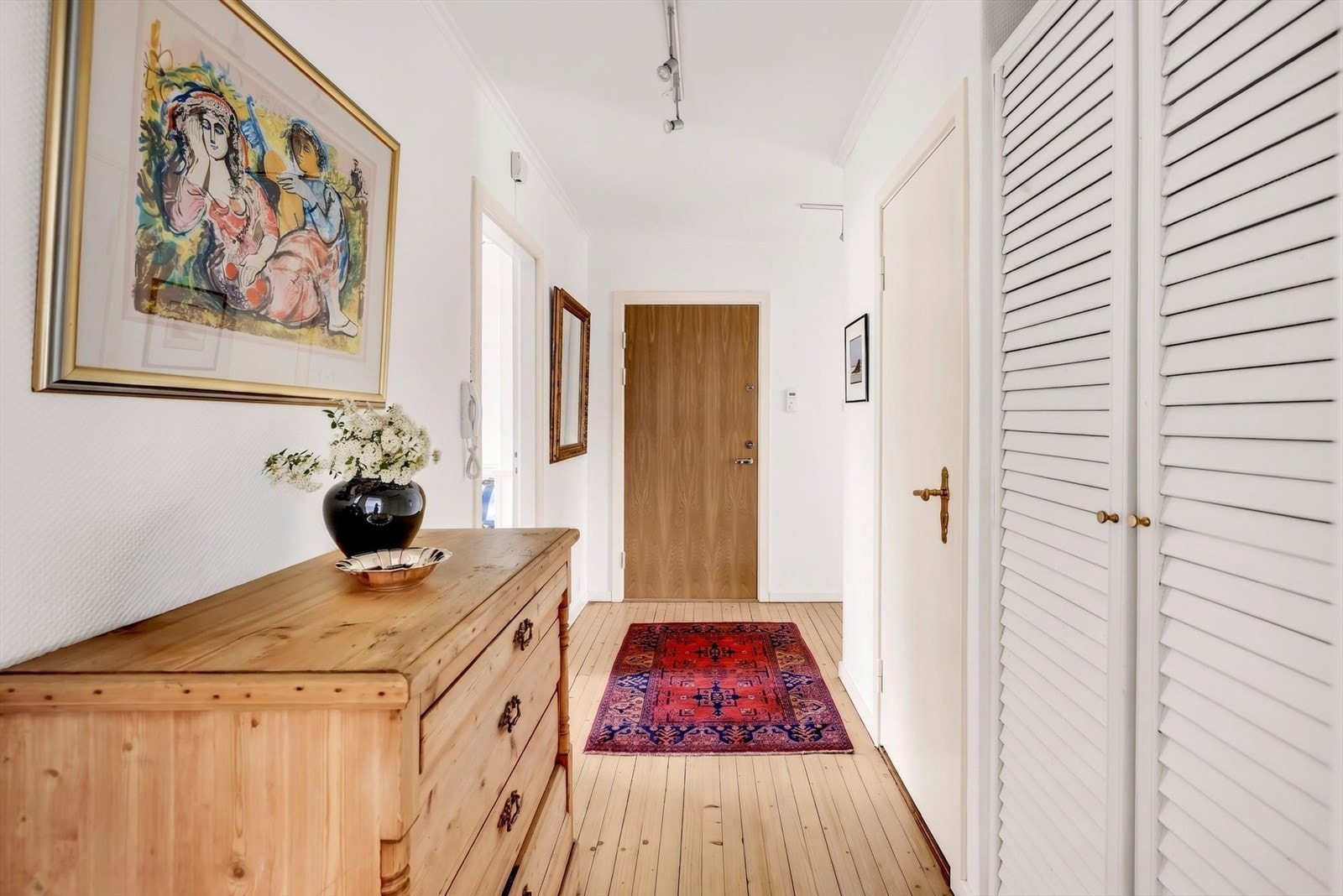 Alle soverommene har adkomst fra gangen, noe som gir en praktisk og funksjonell planløsning. Galleribilde