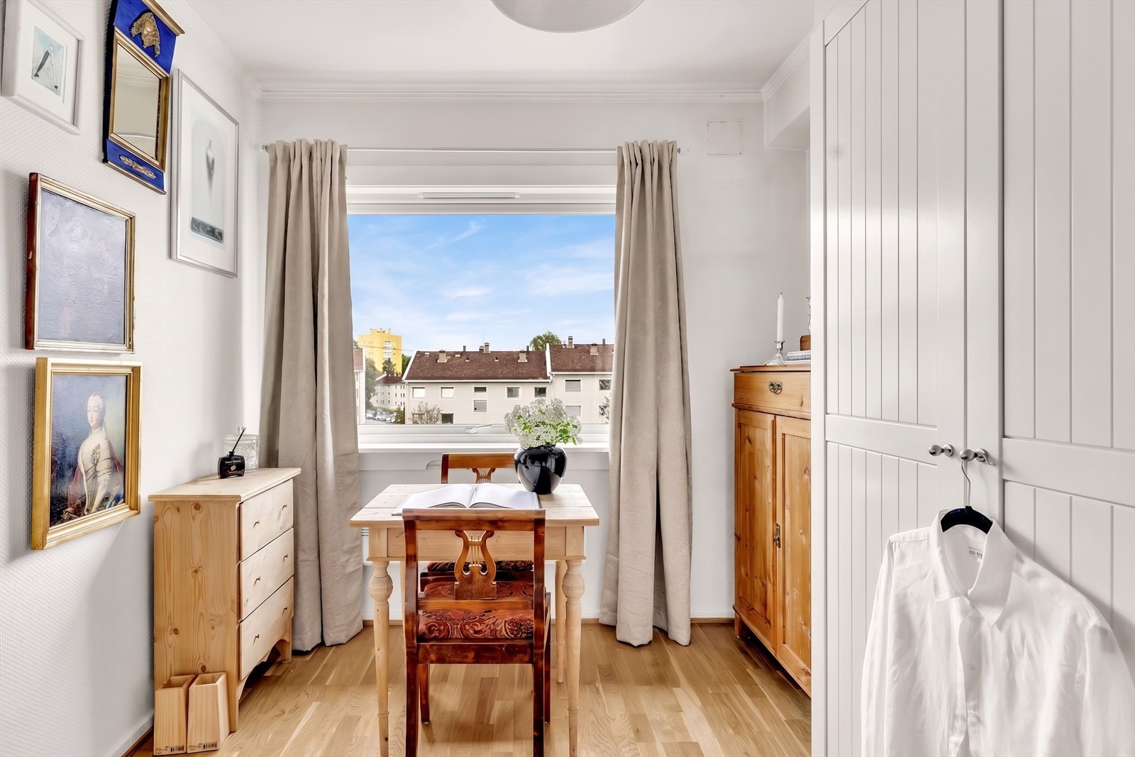 Dette rommet har praktisk og romslig garderobeskap som gir gode oppbevaringsmuligheter. Galleribilde