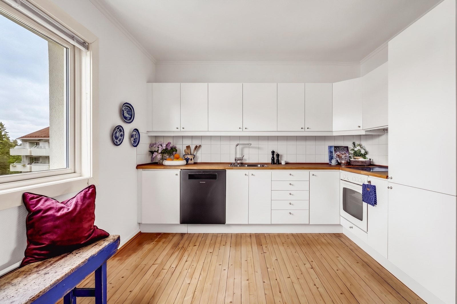 Kjøkkeninnredningen har glatte fronter og heltre benkeplate med nedfelt vaskekum. Kjøkkenet er utstyrt med integrert platetopp og stekeovn, samt kullfilterventilator over kokeplass. Galleribilde