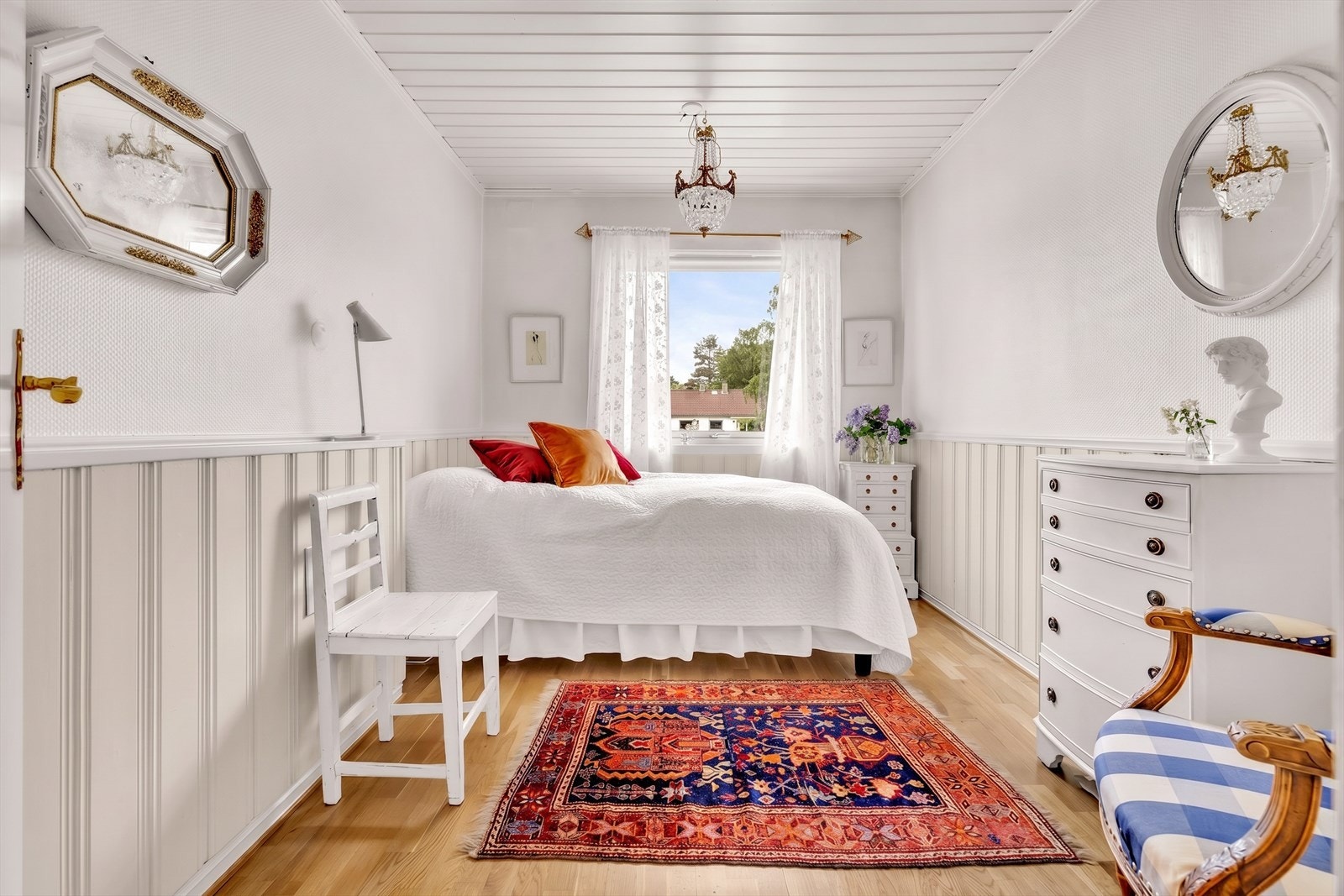 Hovedsoverommet er romslig, med plass til dobbeltseng, nattbord og tilhørende møbler. Galleribilde