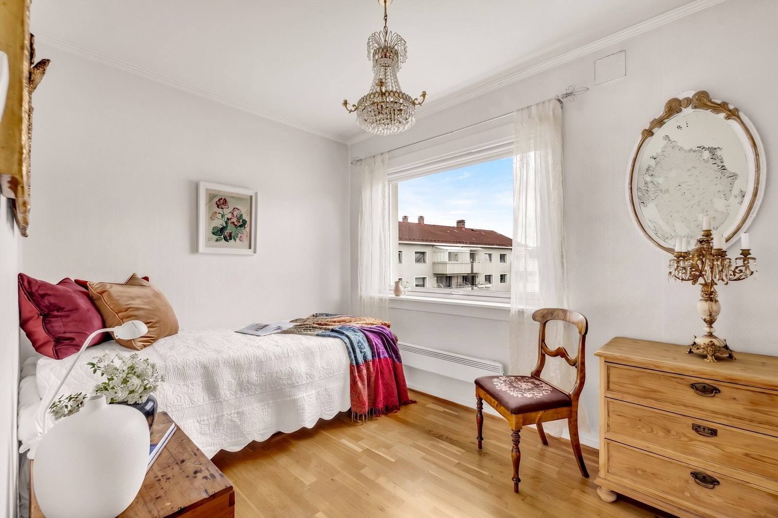 Soverom 2 fremstår som et godt soverom med plass til dobbeltseng og nødvendig møblement. Galleribilde