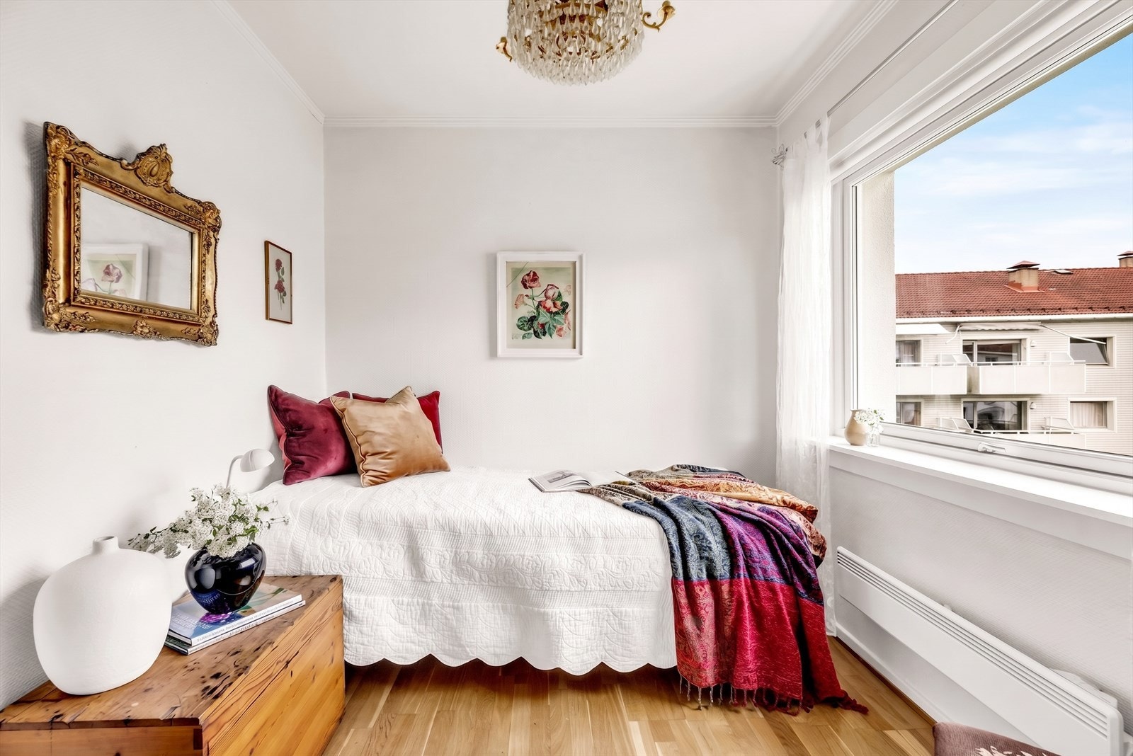Gulvet har parkett og overflatene er malt i lyse fargetoner. Galleribilde