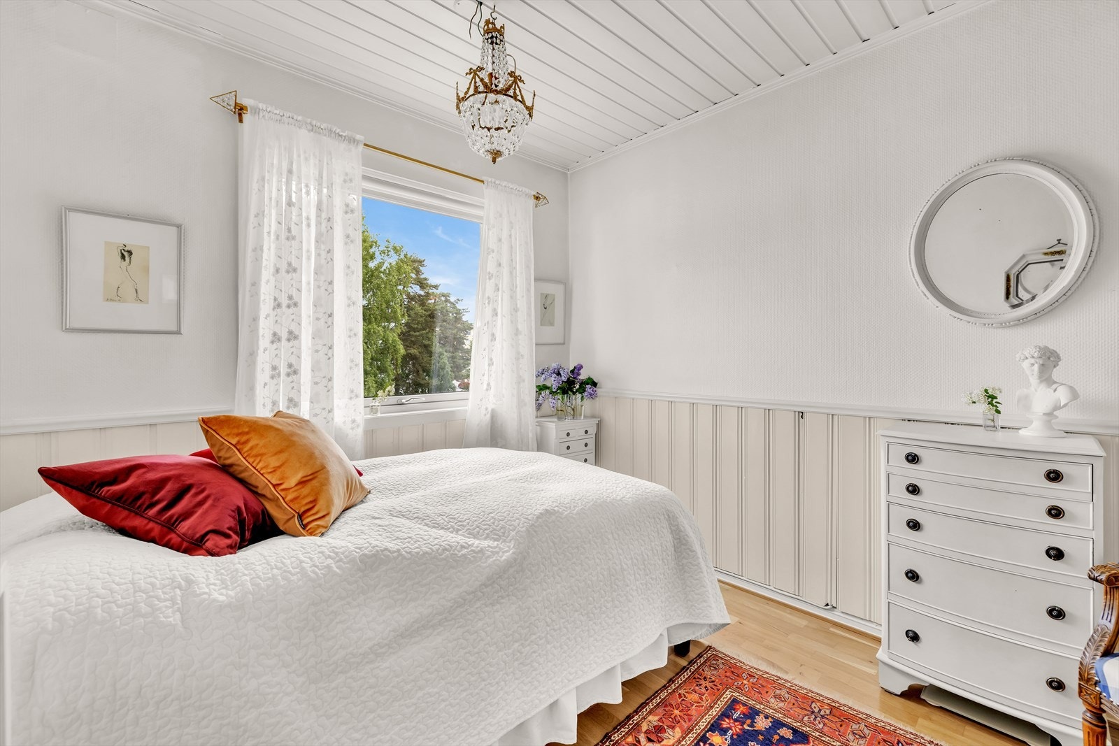 Gulvet har parkett, og veggene er utført med malt strietapet og panelbrystning. Galleribilde