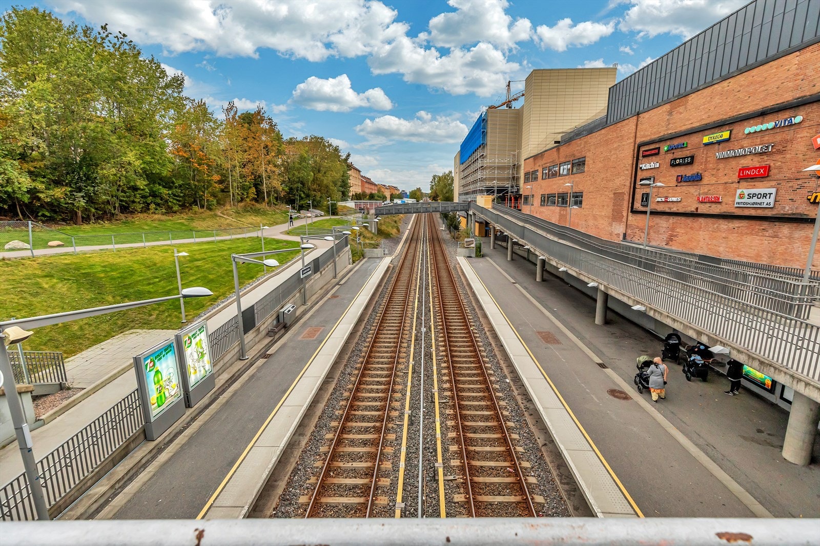 Kun 4 minutters gange til Karlsrud skole og Lambertseter VGS. T-bane ligger ca. 7 minutters gange fra boligen, og turen til jernbanetoget tar ca- 16-18 minutter ifølge ruter.no. Da rekker du akkurat å nyte kaffekoppen på turen! Galleribilde