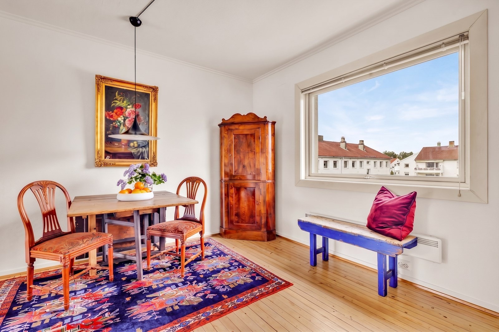 Her har du god plass til et større spisebord og du får lys fra stuen fra den store åpningen mellom stuen og kjøkkenet. Galleribilde