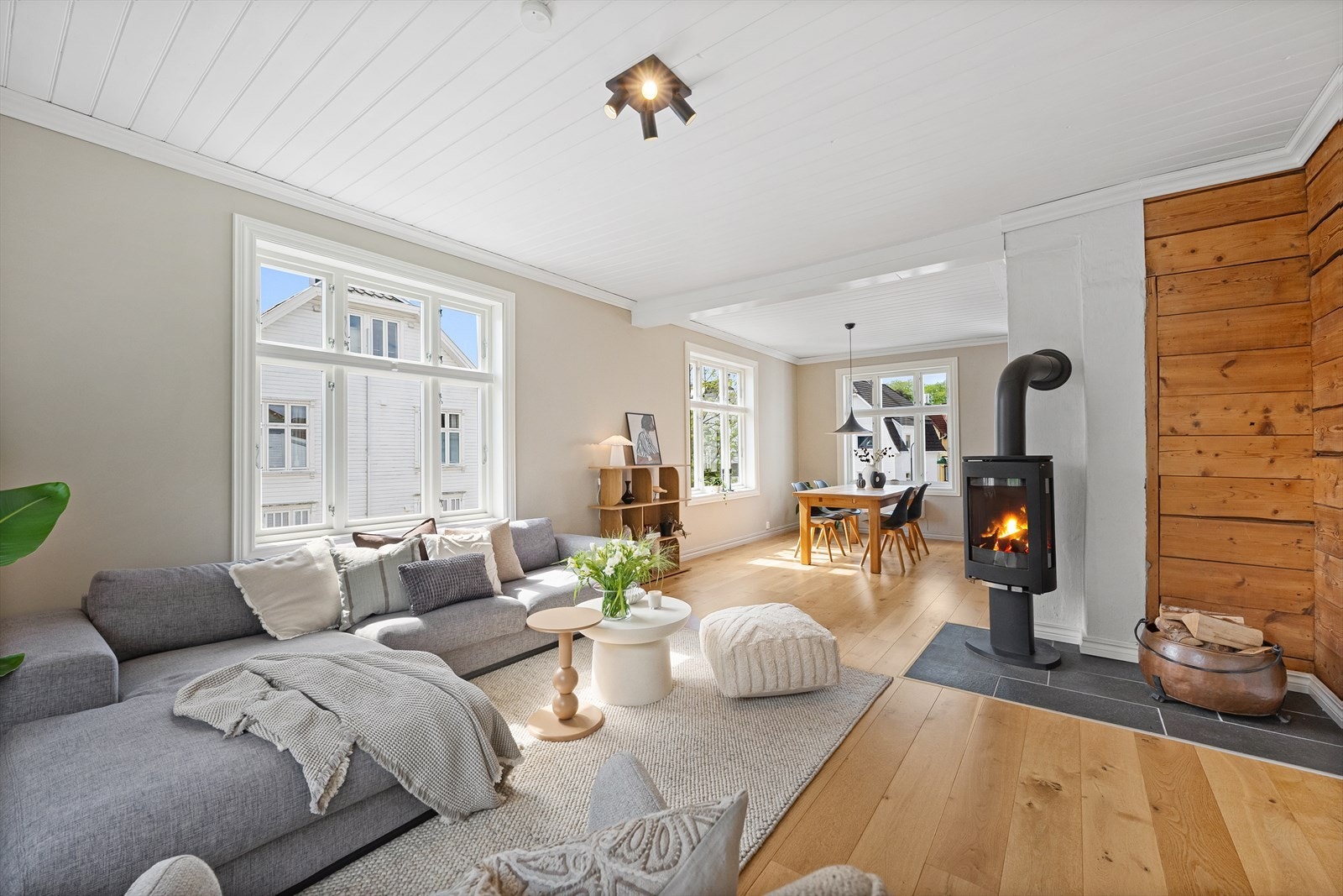 Et oversiktsbilde som viser hele den åpne og sosiale sonen i leilighetens hovedetasje. Galleribilde