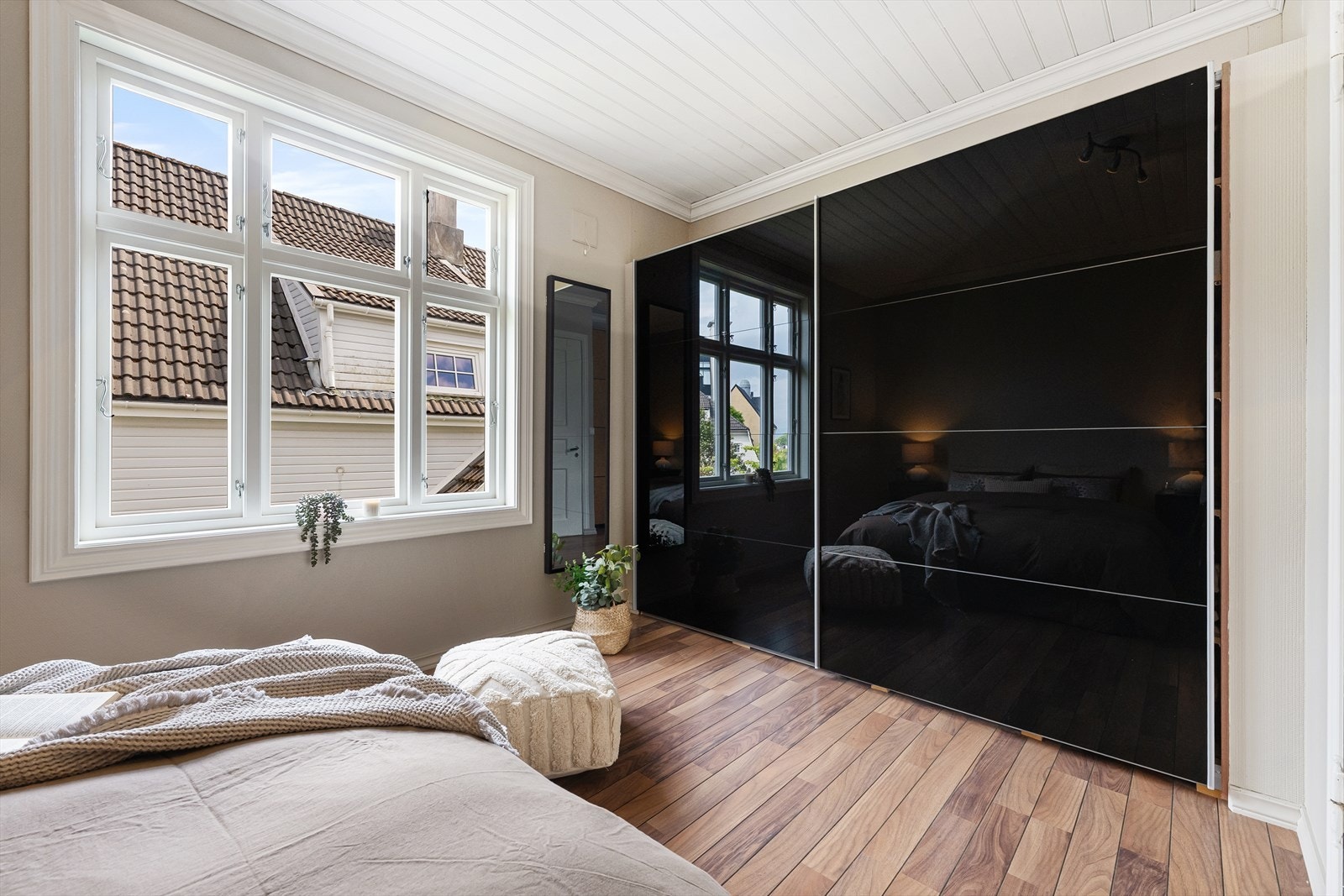 Soverommet har en stor skyvedørsgarderobe som gir rikelig med oppbevaringsplass. Galleribilde
