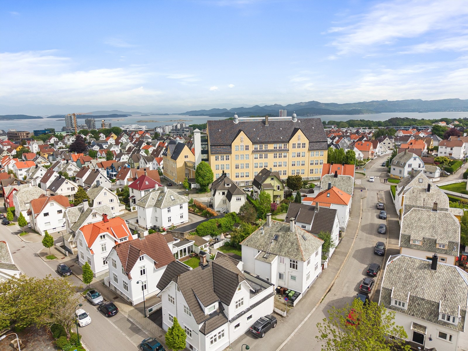 En familievennlig beliggenhet med nærhet til skoler, barnehager og fritidsaktiviteter. Galleribilde