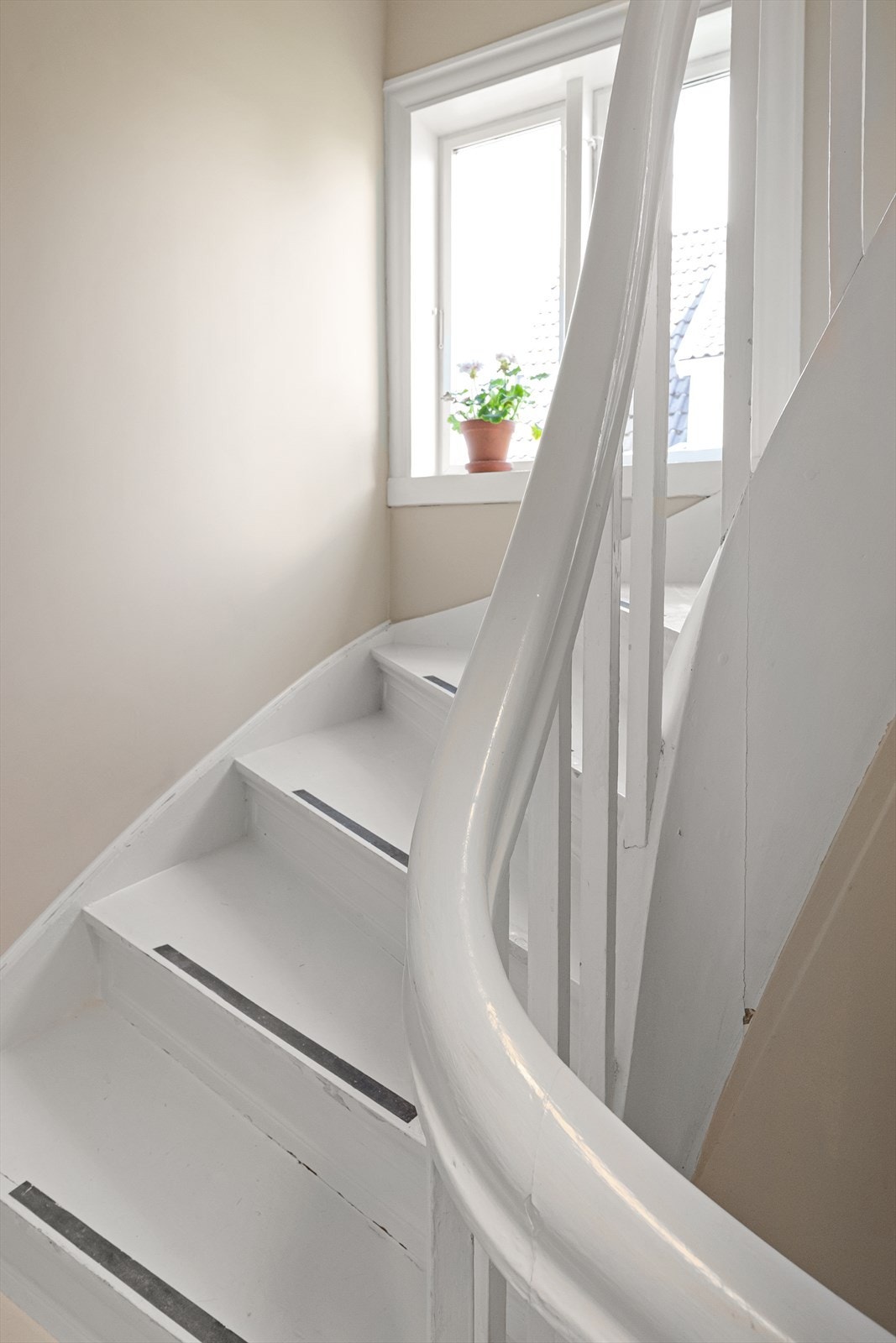 Den malte tretrappen leder opp til loftsetasjen. Galleribilde