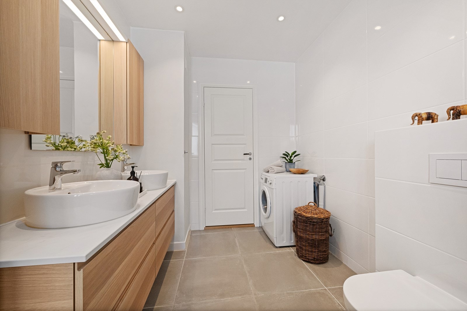 Badet i 2. etasje med opplegg for vaskemaskin. Galleribilde