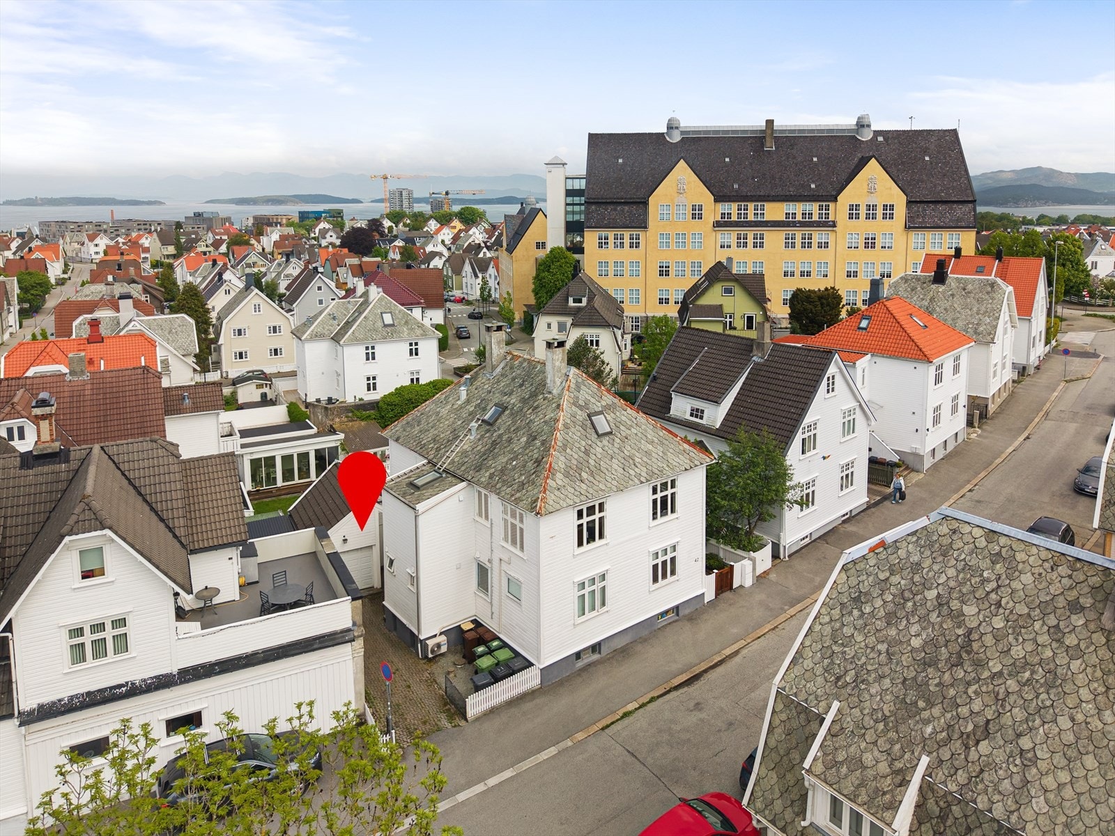 Garasje og oppstillingsplass foran garasjen følger denne leiligheten. Galleribilde
