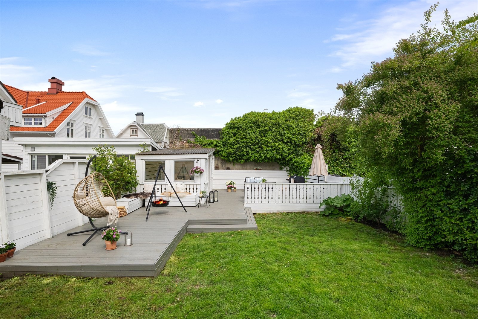 Det felles uteområdet har en stor terrasse og en fin gressplen. Galleribilde