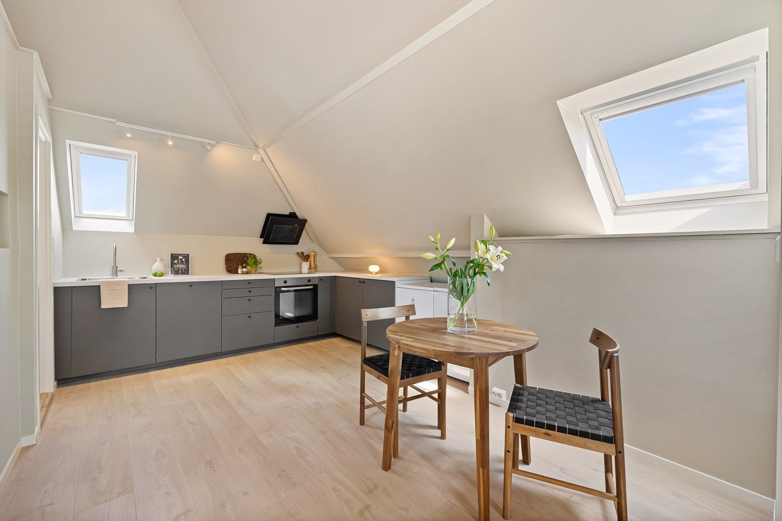 Loftstuen har plass til både en liten spisegruppe og en sofakrok. Galleribilde