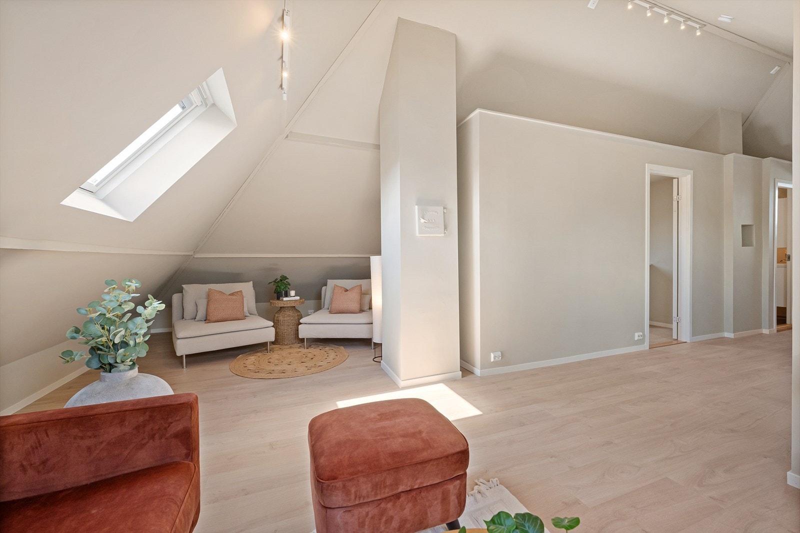 Takhøyden og de synlige bjelkene gir rommet på loftet en spesiell karakter. Galleribilde