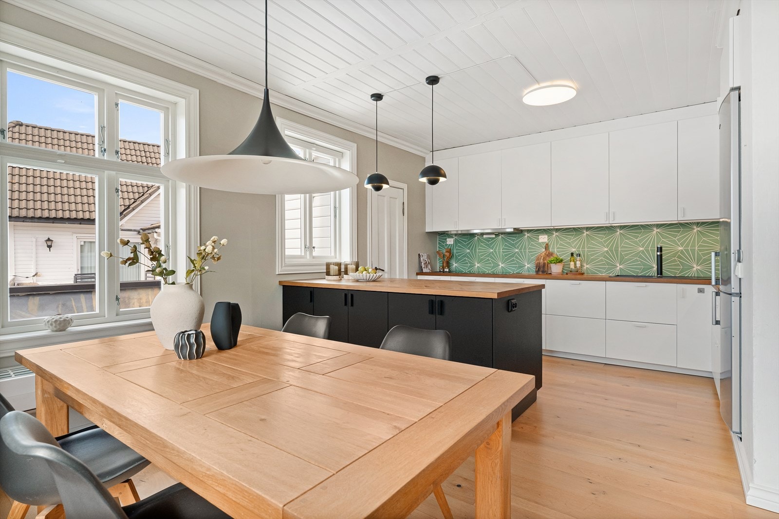 Kjøkkenet ligger i åpen forbindelse med spisestuen, perfekt for å underholde gjester mens man lager mat. Galleribilde