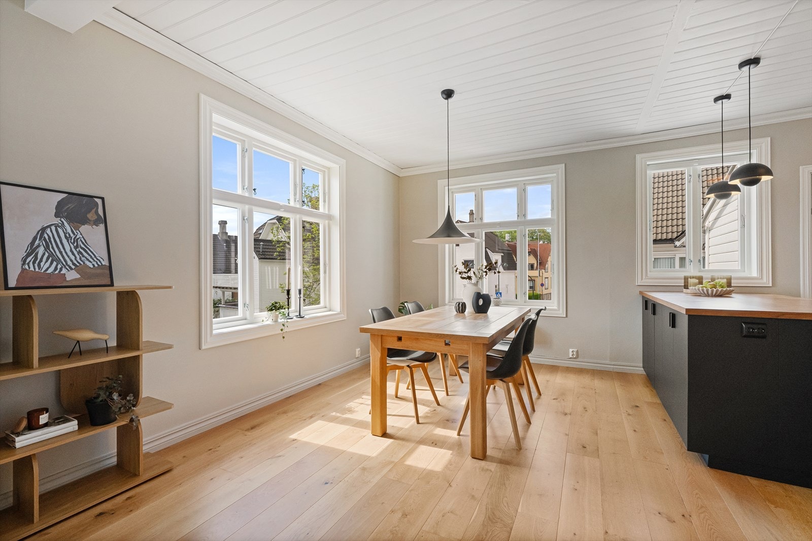 Gjennomgående bruk av parkett på gulv og trepanel i taket binder rommene i etasjen sammen. Galleribilde
