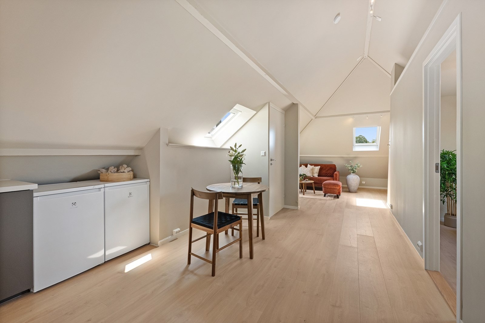 Loftsetasjen har en åpen og lys løsning med stue og kjøkken i ett. Galleribilde