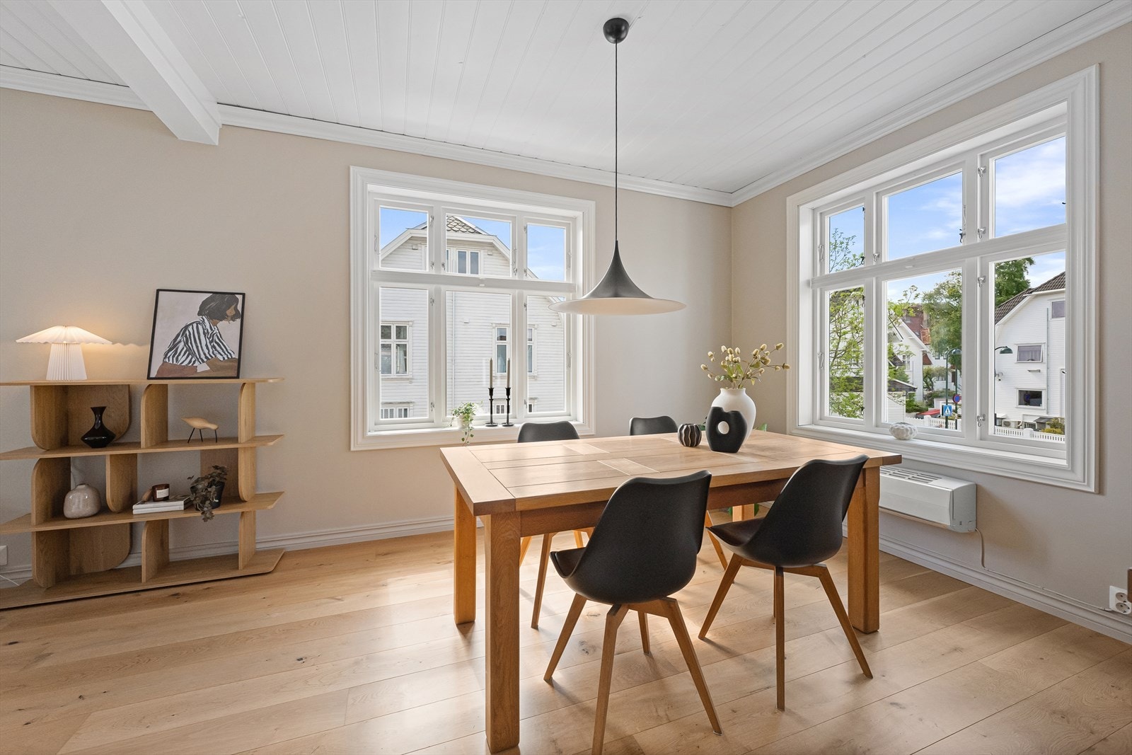 Spisestuen har god plass til et stort spisebord for hyggelige sammenkomster. Galleribilde