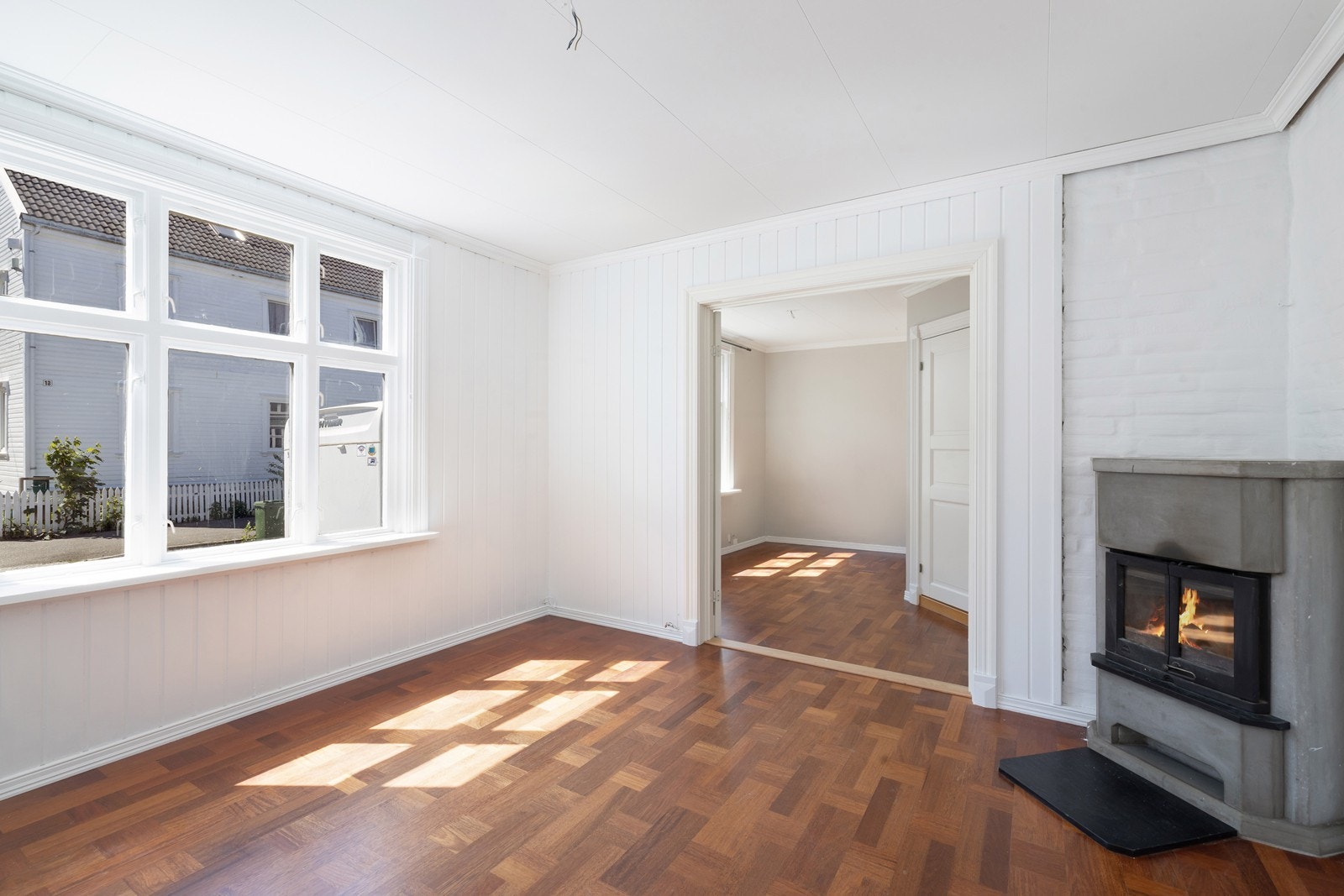 1. etg. Stor stue med plass til både sofagruppe og spisebord. Galleribilde