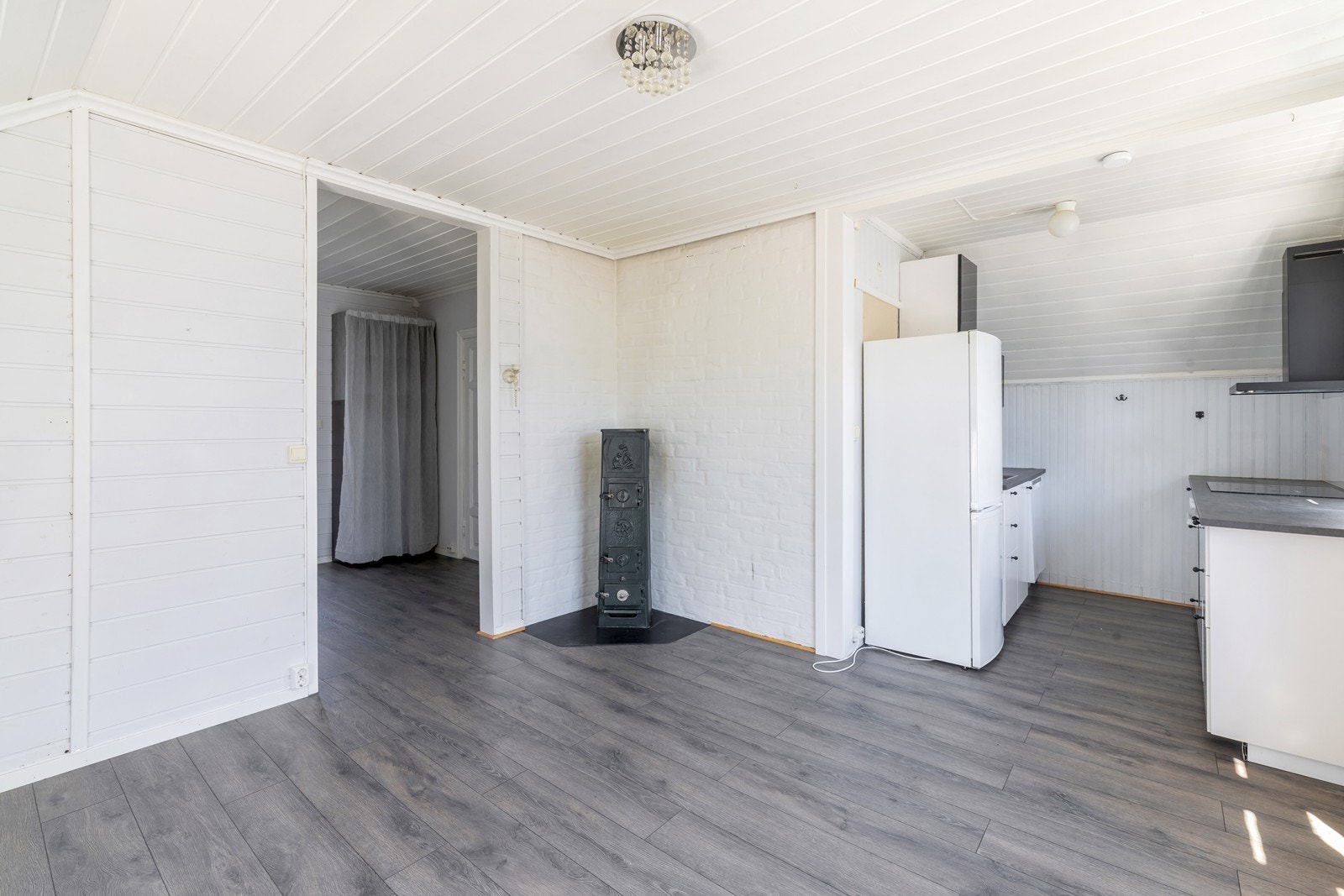 Stuen er åpen mot kjøkken. Galleribilde