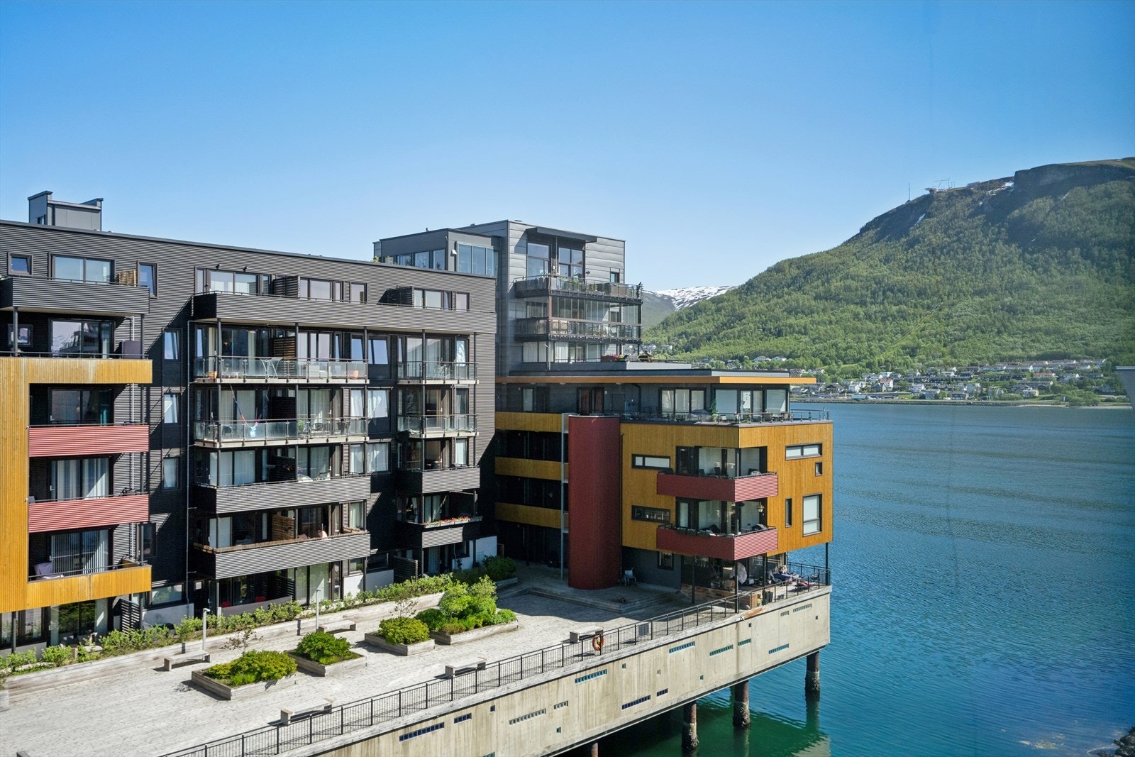 Her bor du sentralt og attraktivt sør i Tromsø sentrum, med gangavstand til alt av byens tilbud. Galleribilde