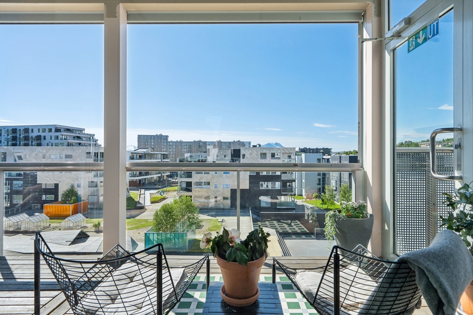 En skjermet og hyggelig uteplass ved inngangspartiet. Galleribilde