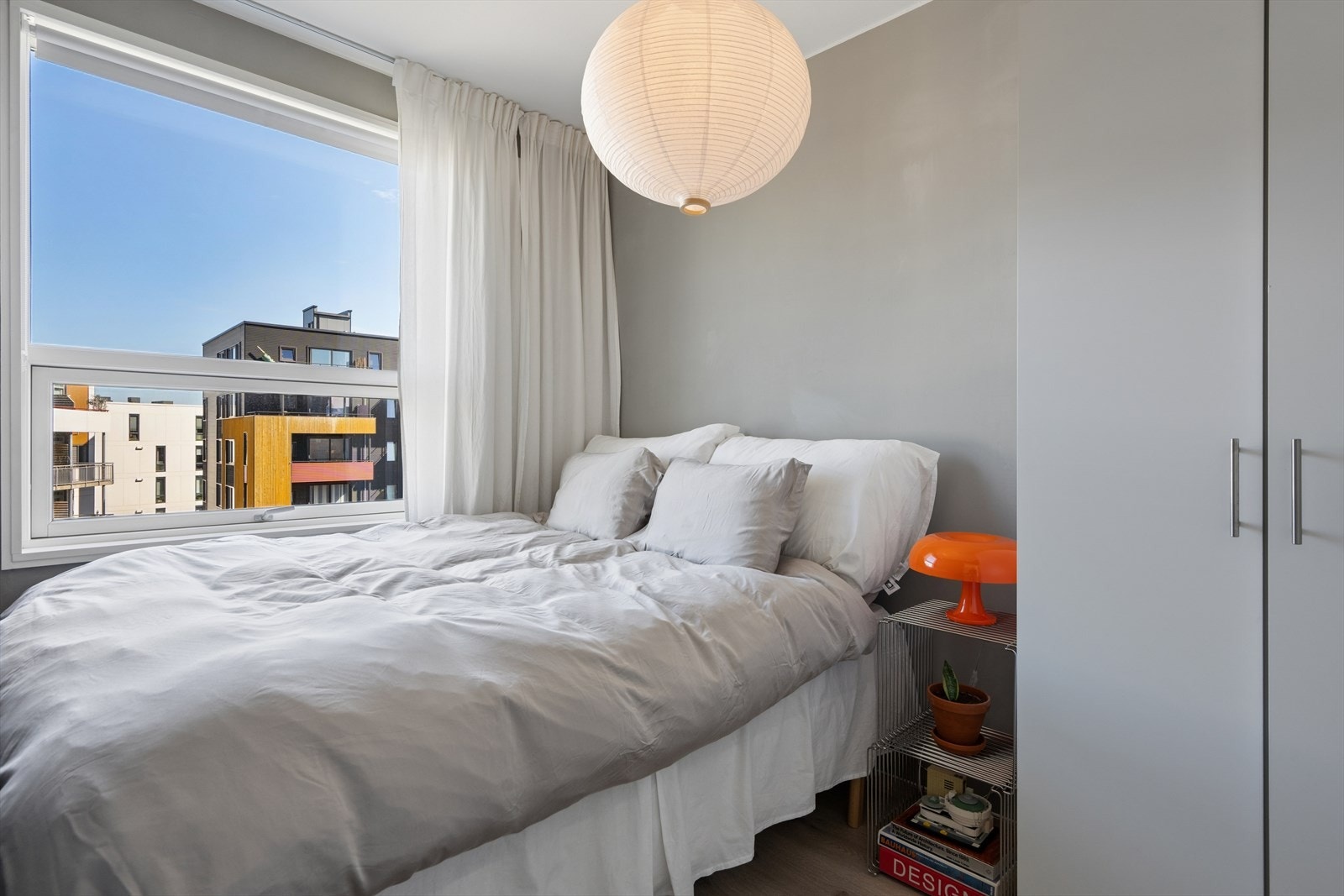 Soverommet har plass til dobbeltseng og nattbord. Galleribilde