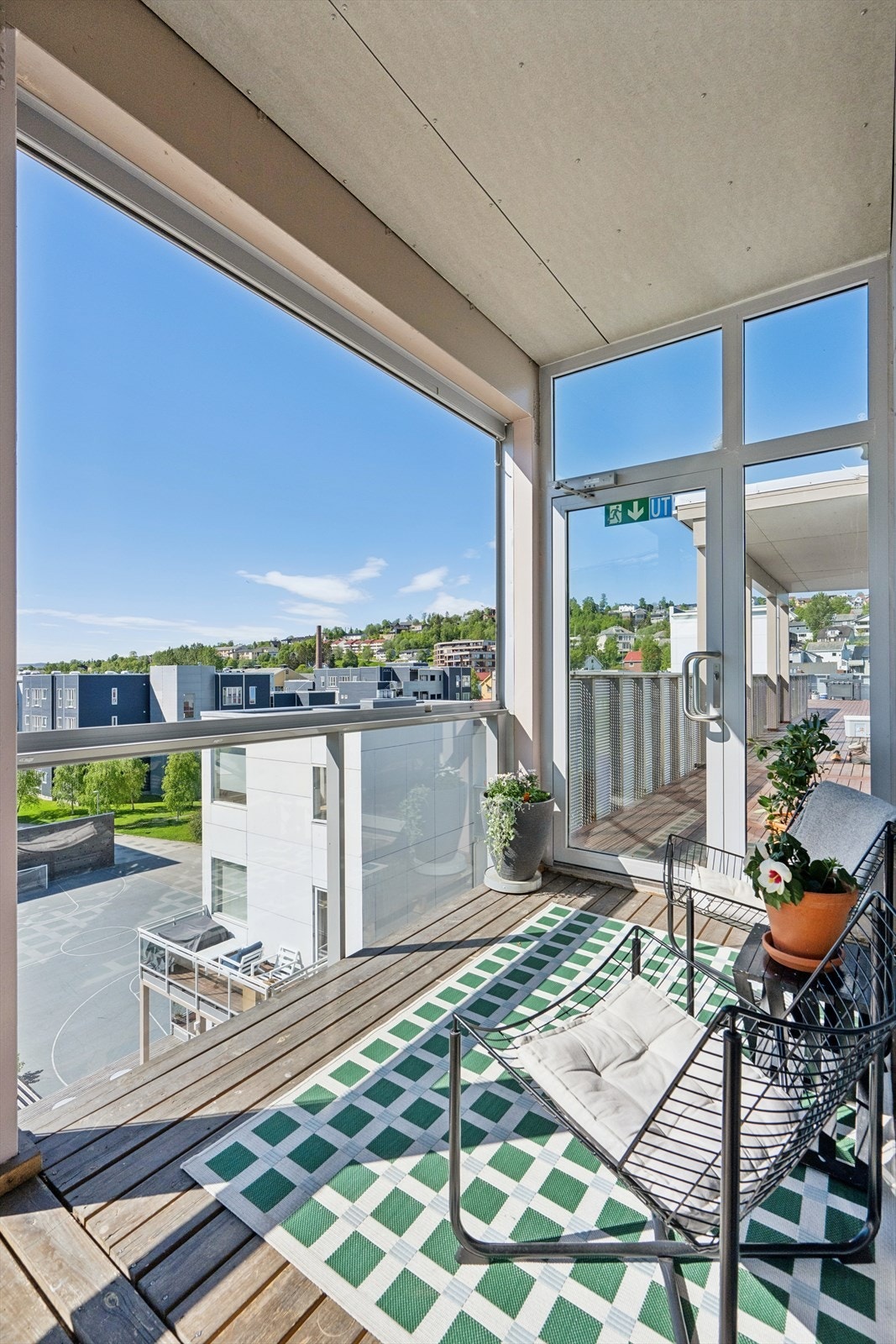Fra svalgangen er det utsikt over fellesområdene og nærområdet. Galleribilde