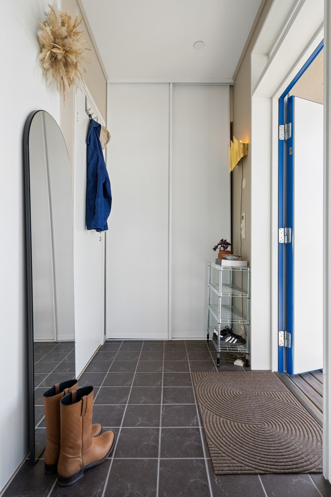 Velkommen inn! Lys og hyggelig entré med praktisk innebygget skyvedørsgarderobe. Galleribilde