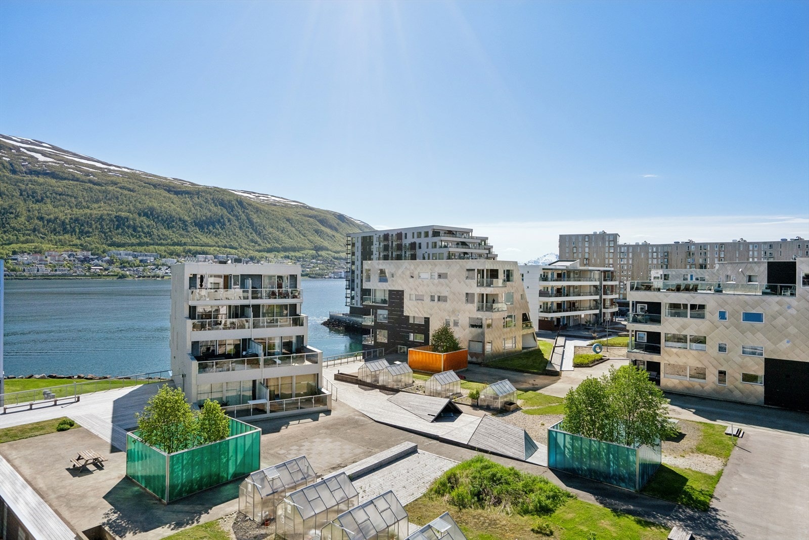 Fra leiligheten er det kort vei til sjøstien som går rundt sydspissen via populære Telegrafbukta. Galleribilde