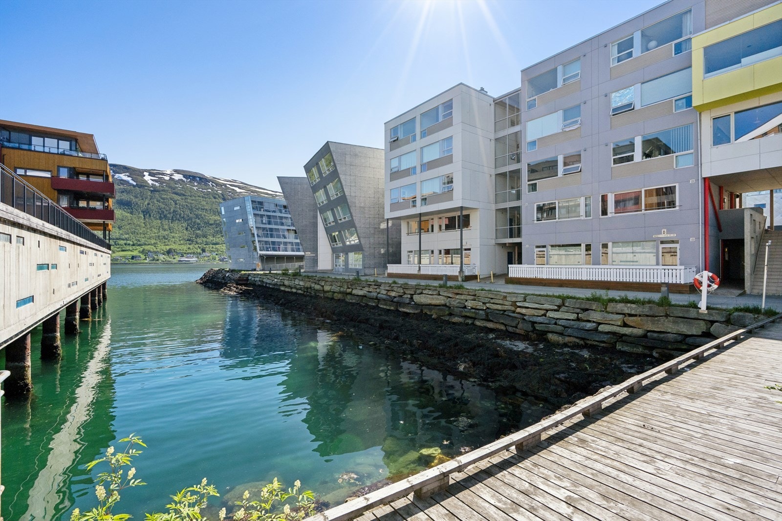 Bygget er en del av Strandkanten Brygge D Borettslag, som består av 20 andeler. Galleribilde