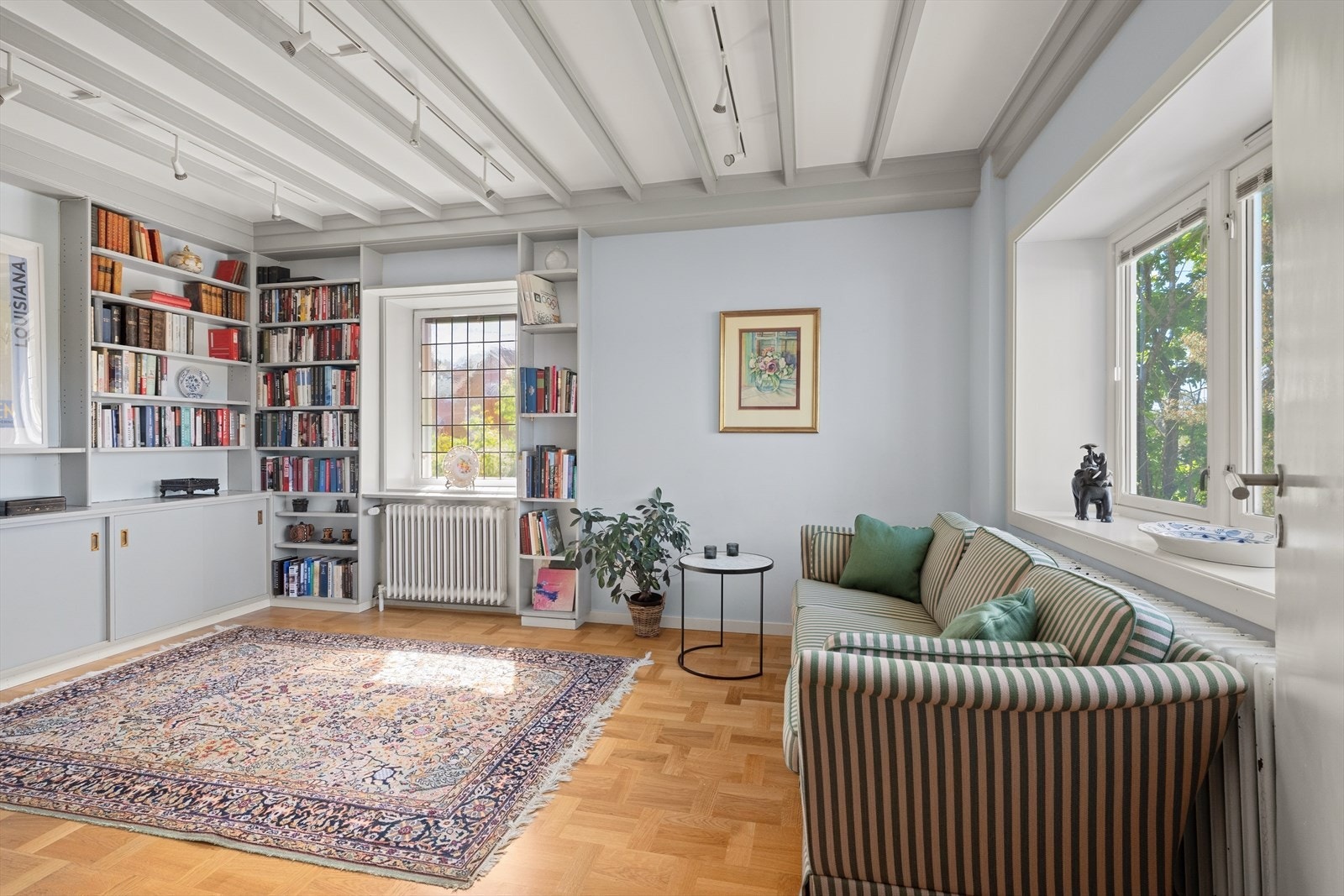 TV-stuen/Biblioteket har plassbygde bokhyller og har en lun atmosfære Galleribilde