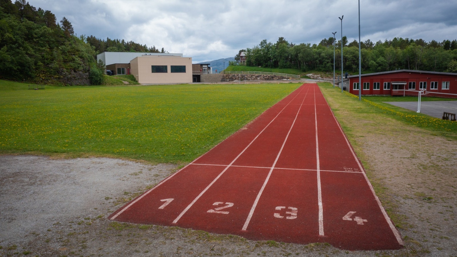 Fotball/idrettsbane ved Jøa skole. Bildene er lånt med samtykke fra Opplev Jøa. Galleribilde
