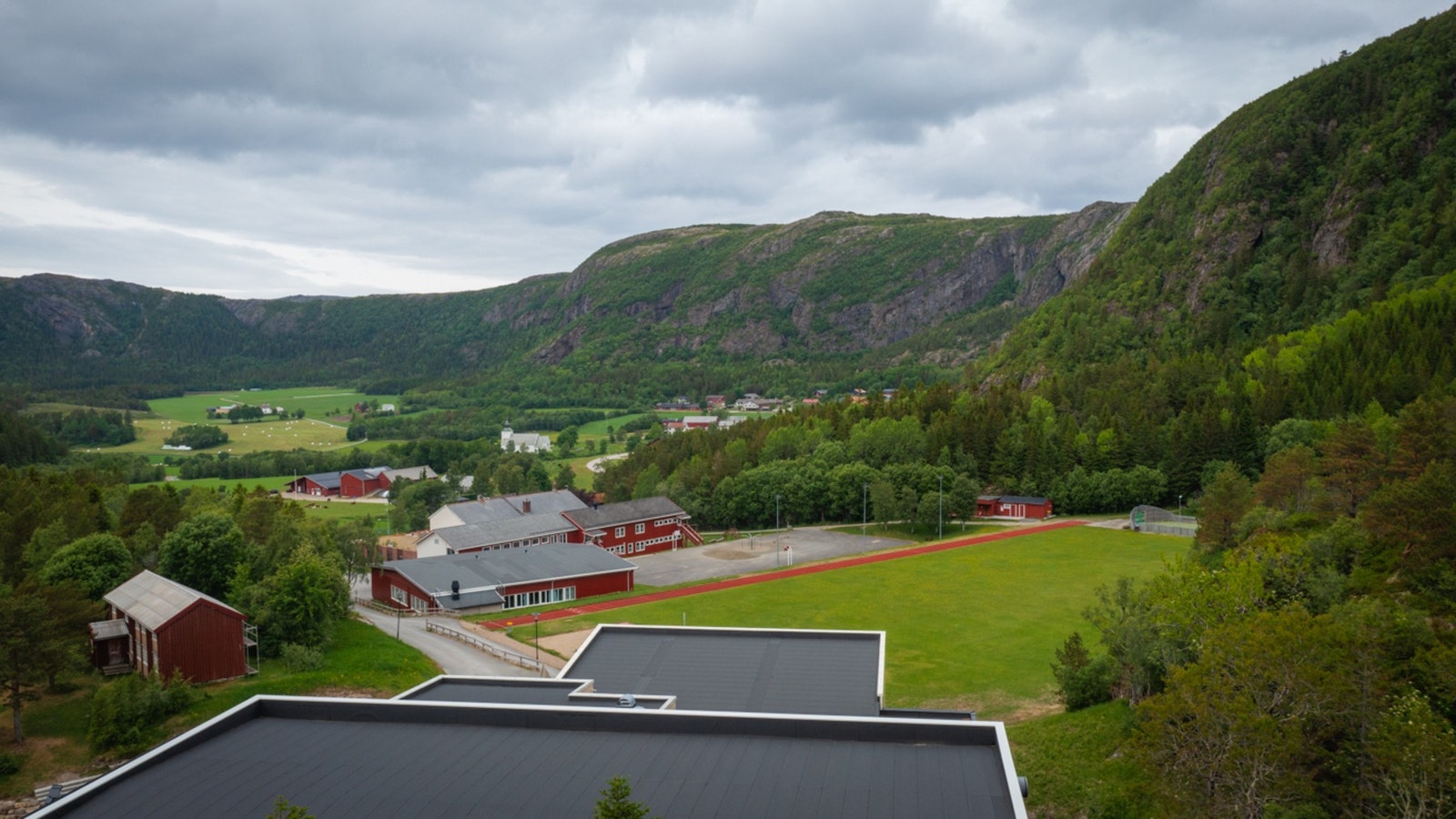 Ca. 3,7 km fra eiendommen finner man Jøa skole, barnehage, idrettsbane med discgolf, fyret og museet på Jøa. Bildene er lånt med samtykke fra Opplev Jøa. Galleribilde