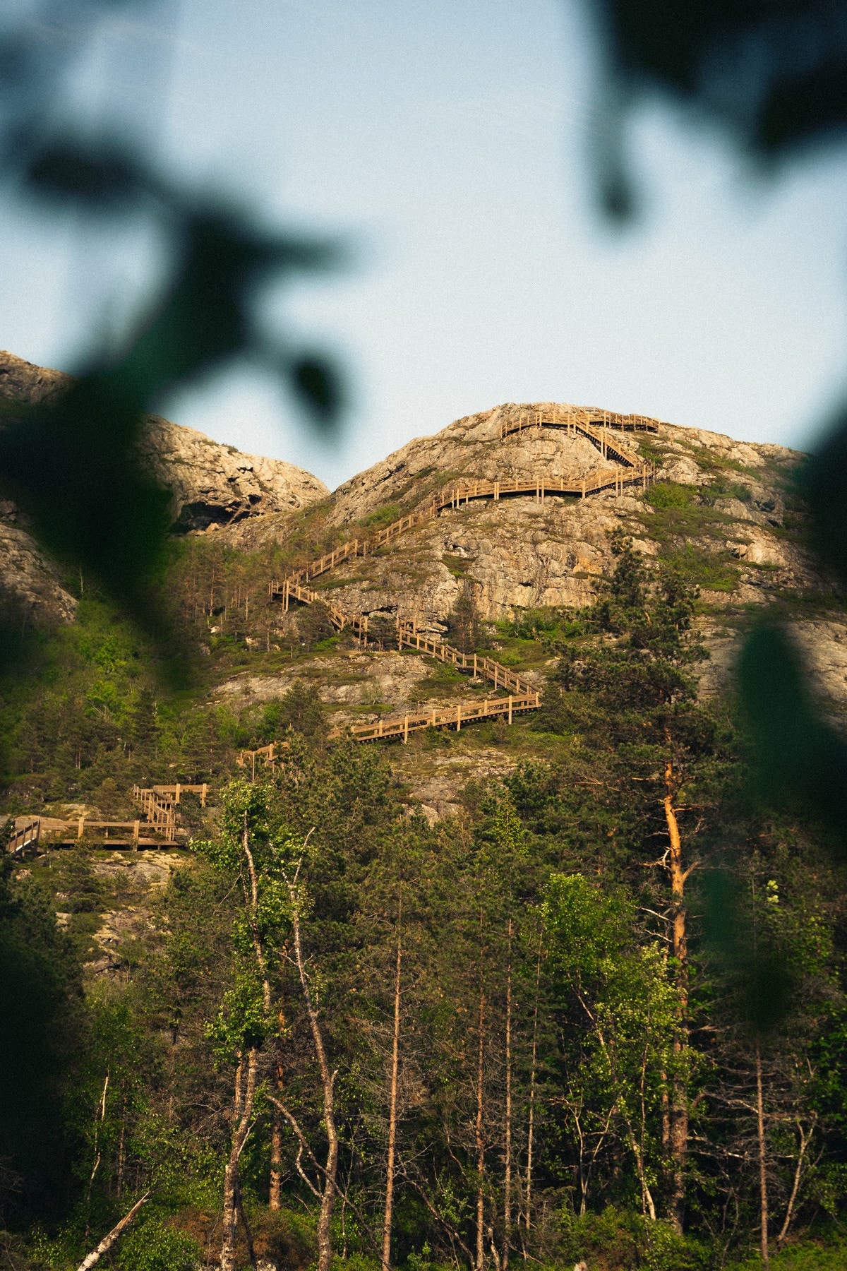 Ca. 1,6 km unna eiendommen finner man Jøatrappa, som er en populær turattraksjon på Jøa. På toppen av fjellet har man spektakulær havutsikt. Foto: Tyr Media Galleribilde
