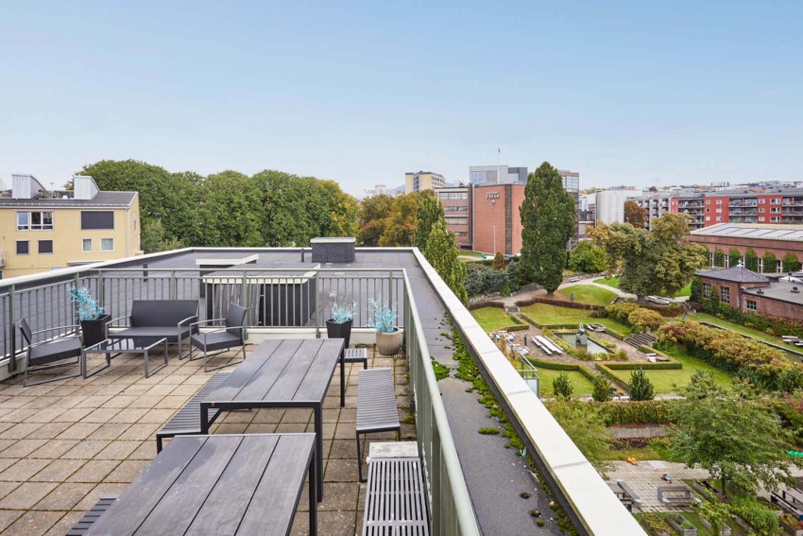 Det er felles takterrasse i Sofies Hage med fantastiske solforhold og hyggelige sittegrupper. Galleribilde