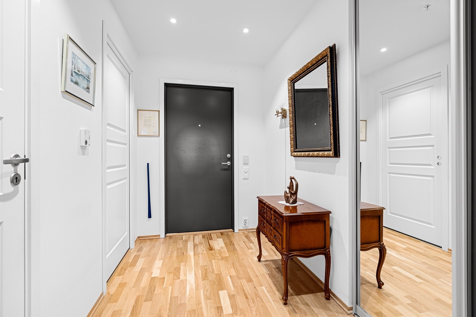 Entré/gang med skyvedørsgarderobe med speildører Galleribilde