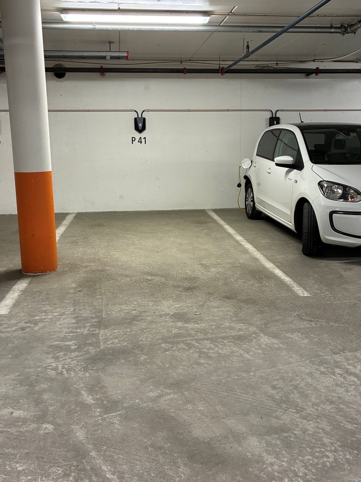 Garasjeplass med lader Galleribilde