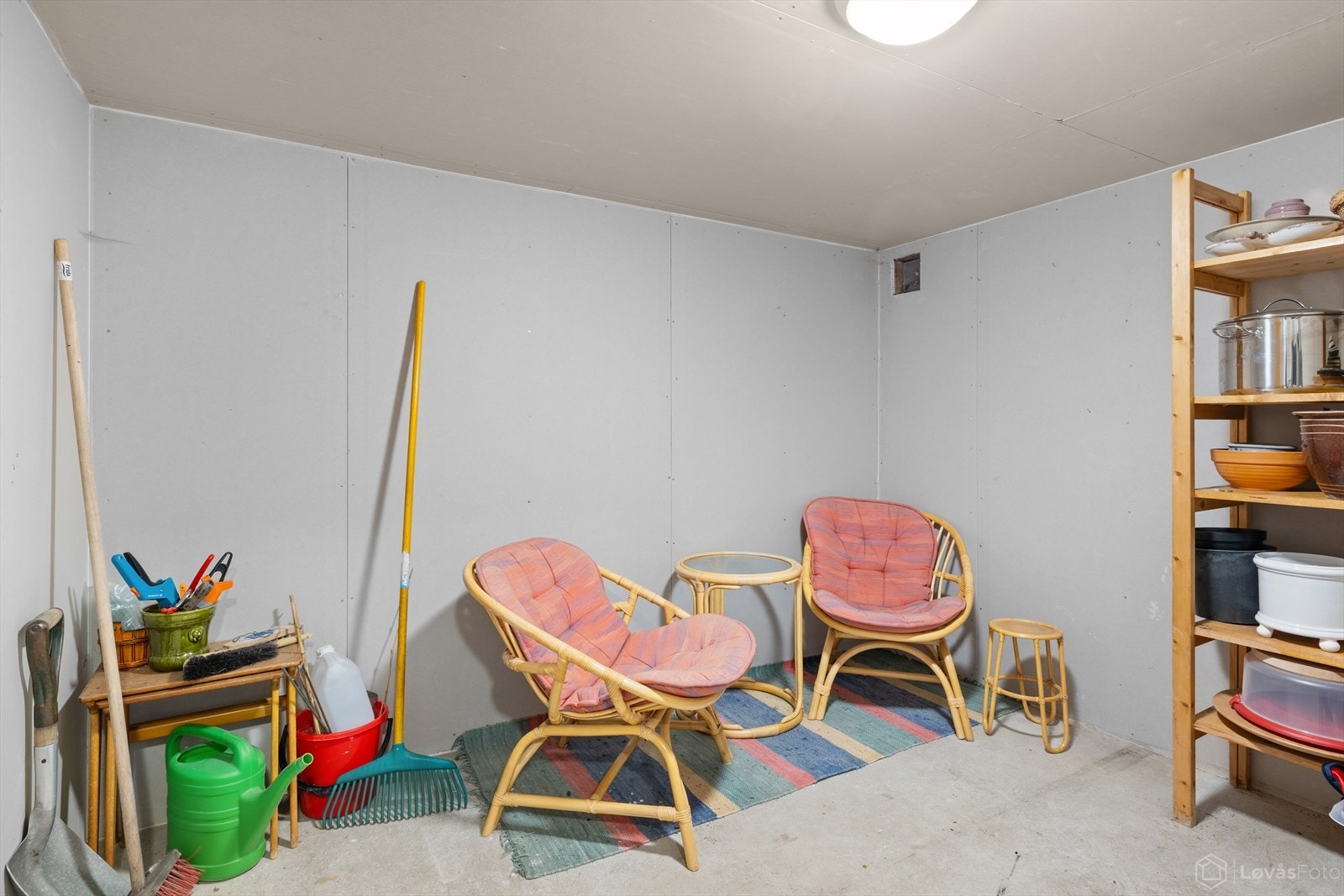 Boligen disponerer en romslig kjellerbod på ca. 7 m². Flere naboer har etablert intern trapp fra leiligheten ned til kjellerboden. Galleribilde