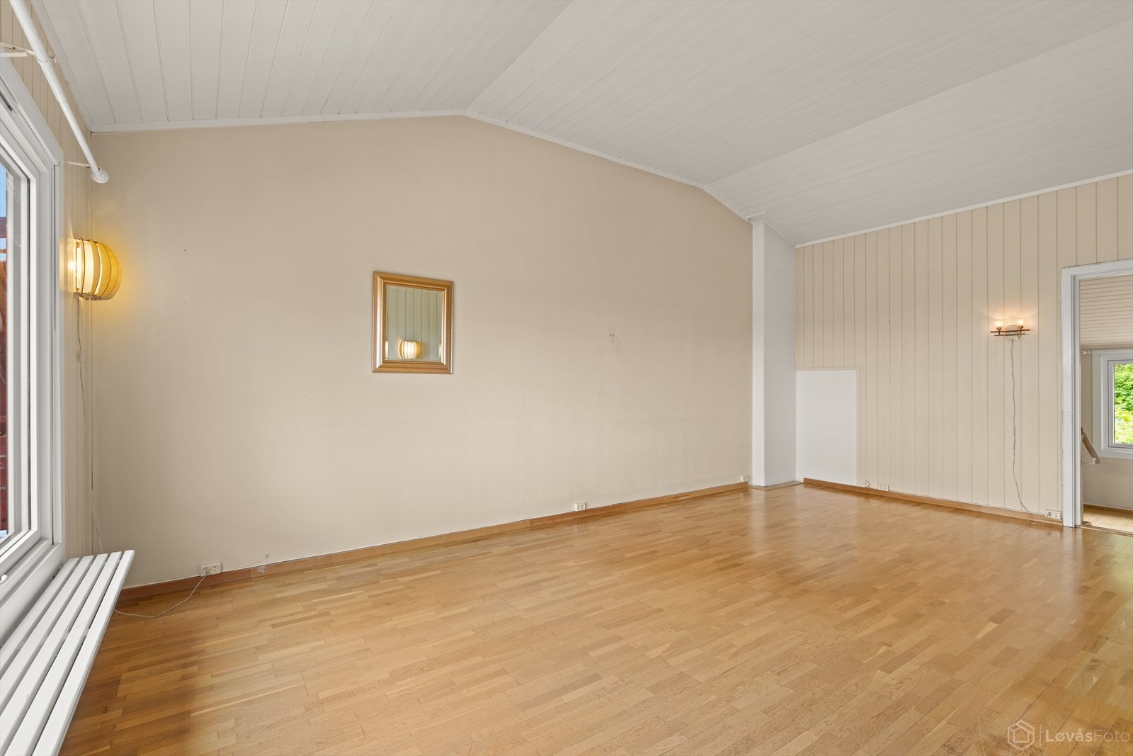 Meget innbydende og luftig stue med plass til flere sittegrupper og soner. Galleribilde