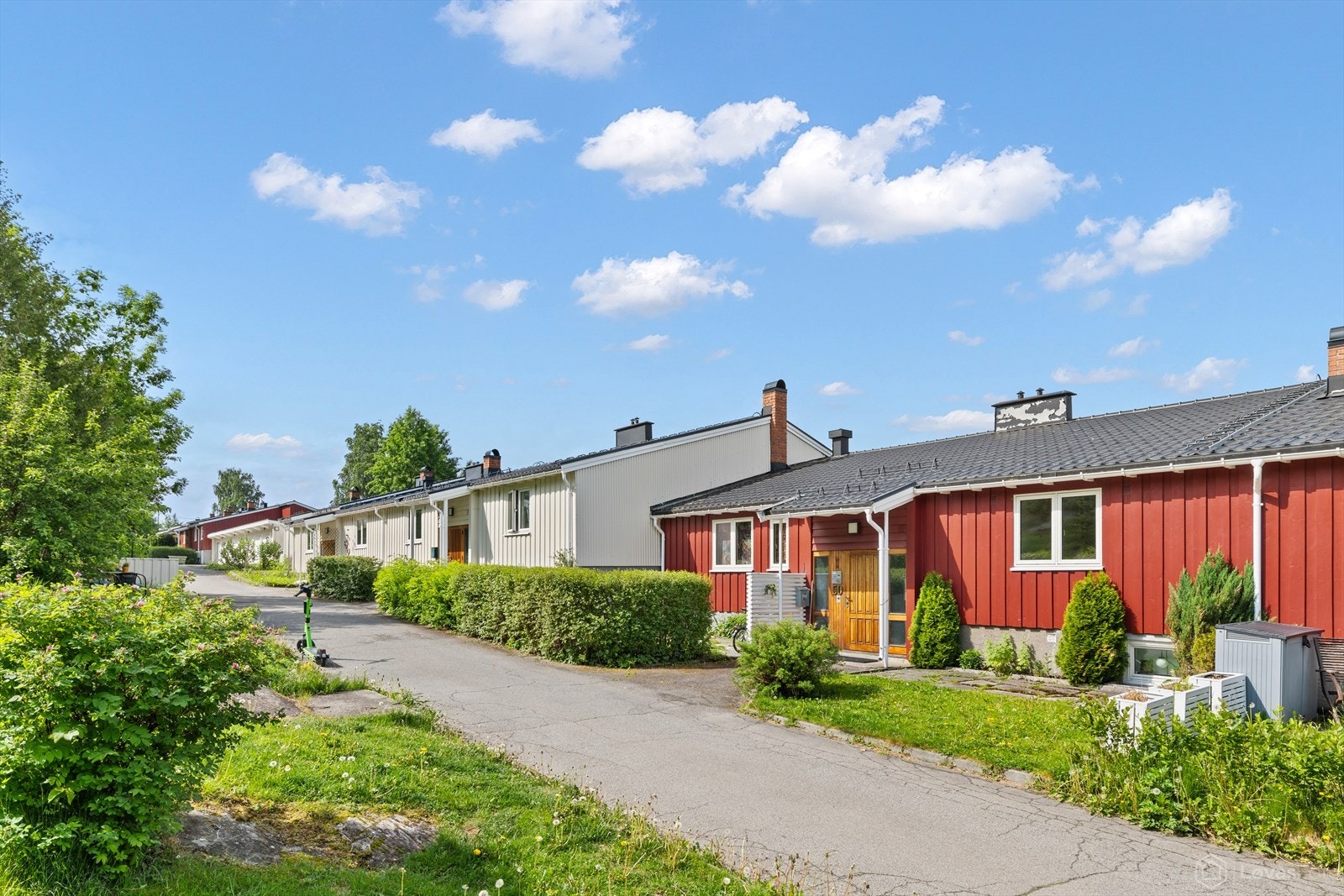 Selger disponerer hyggelig hageparsell ved inngangspartiet. Arealet er en del av fellesarealet Galleribilde