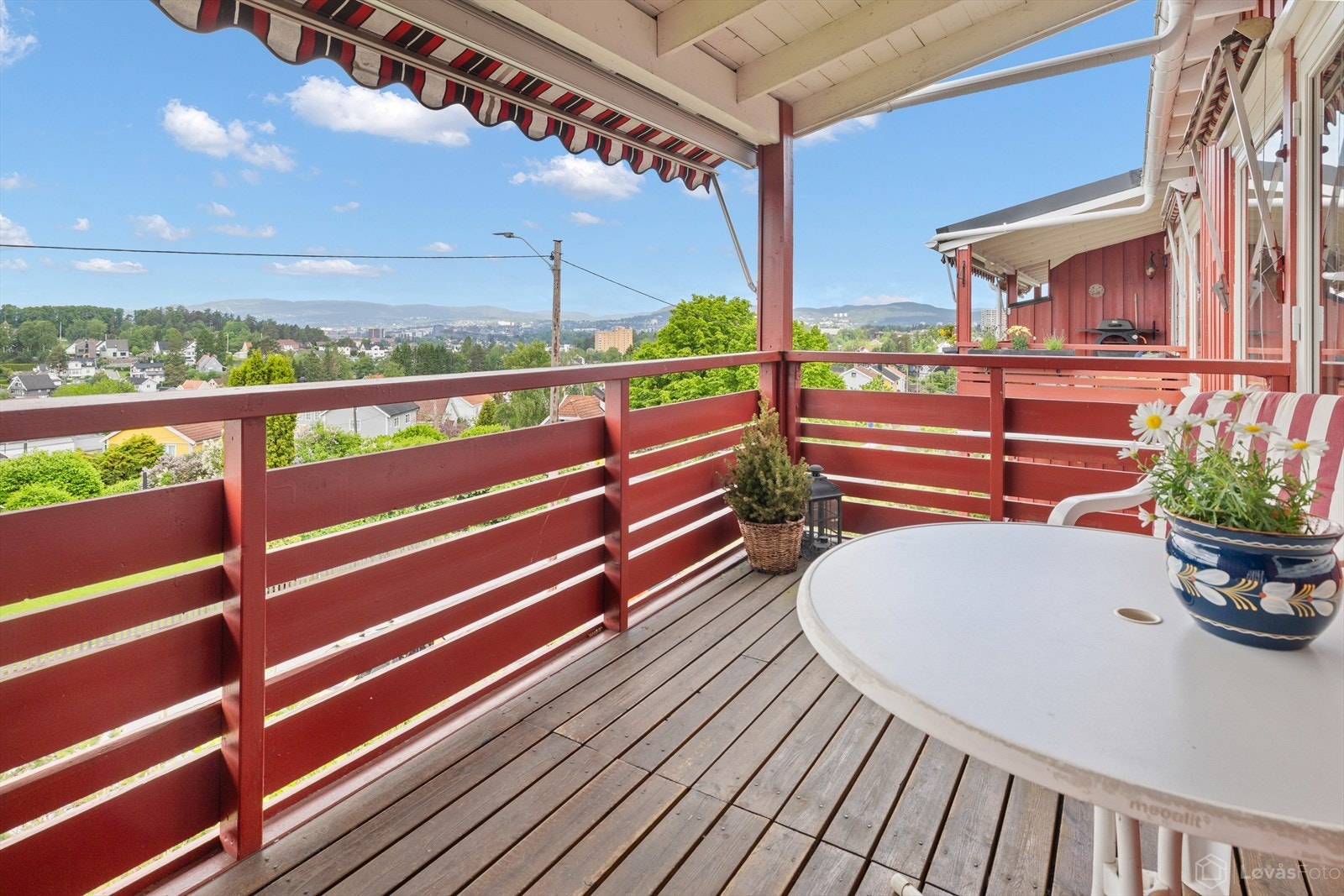 Terrassen er på 7 m² med god plass til sittegruppe og grill. Galleribilde