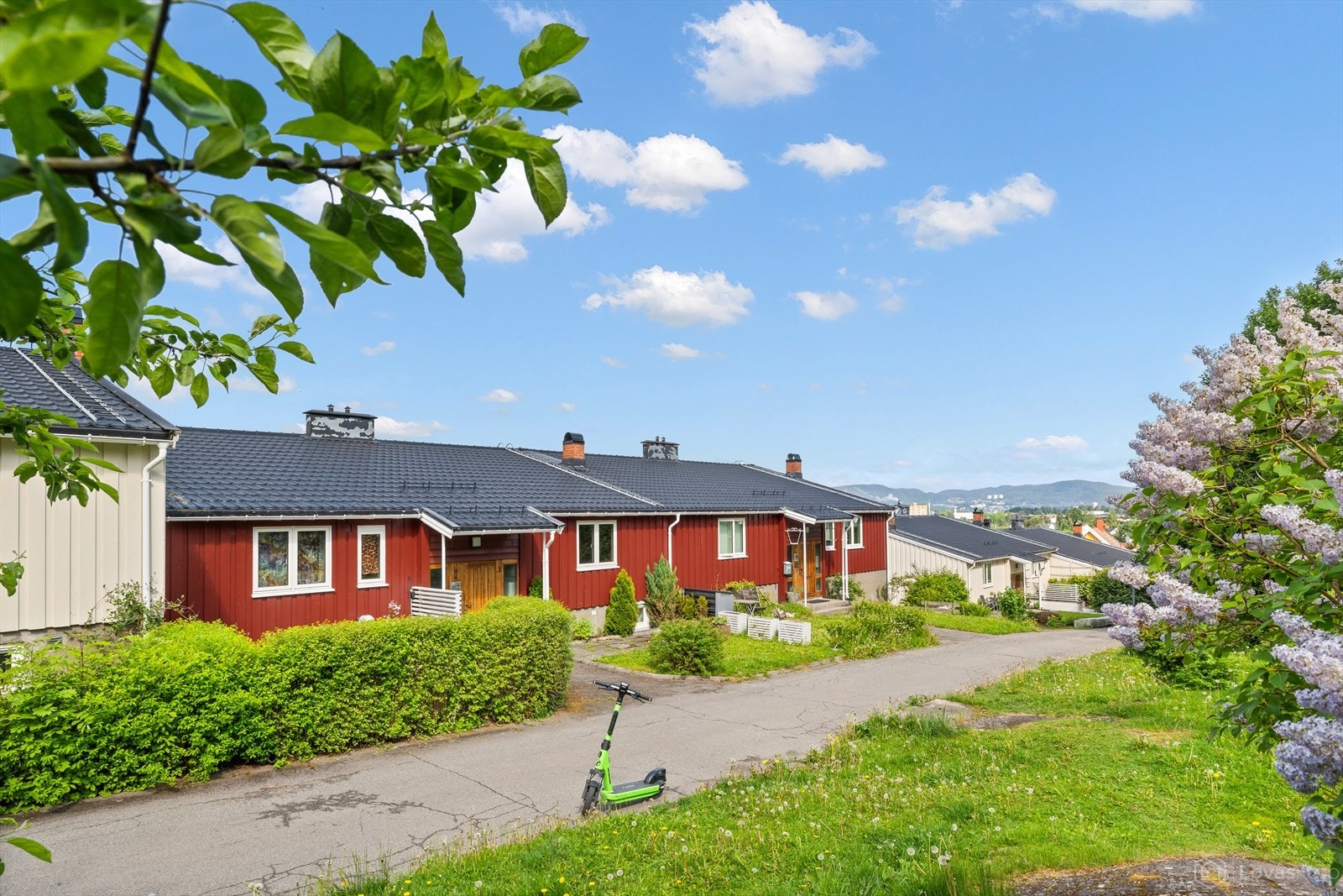 Boligen ligger i et rolig og familievennlig område med kort gangavstand til flere barnehager samt barne- og ungdomsskoler. Galleribilde