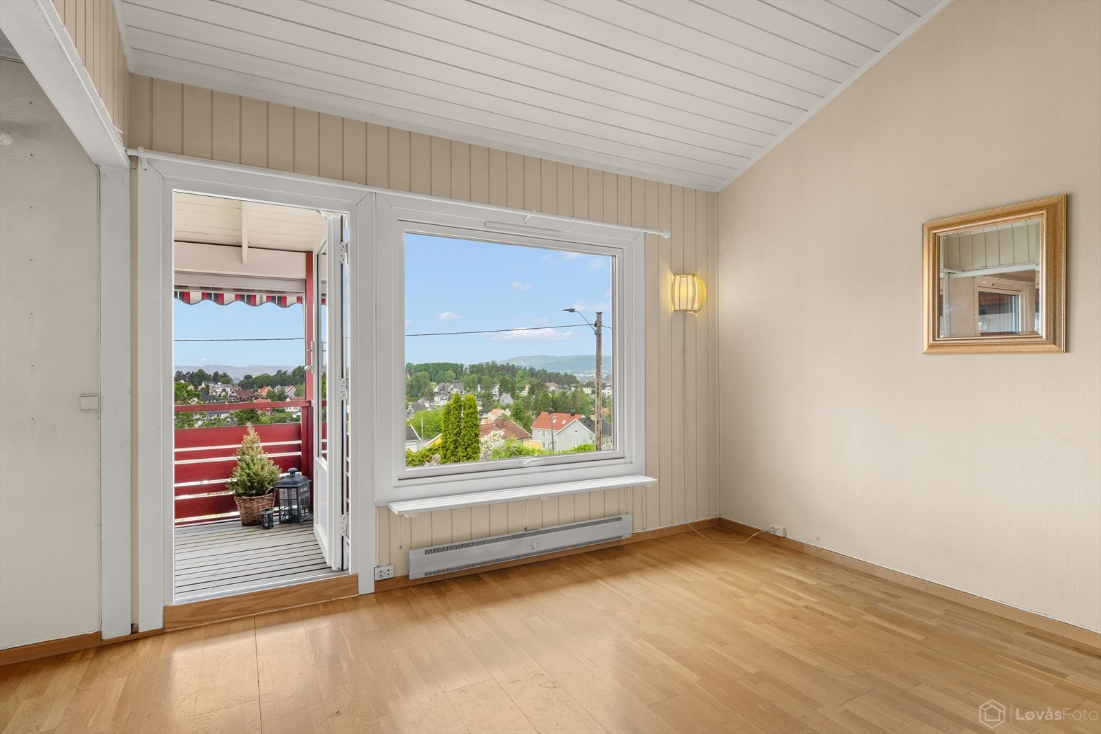 Leiligheten har en gjennomgående og funksjonell planløsning med store vindusflater som gir rikelig med naturlig lysinnslipp. Galleribilde