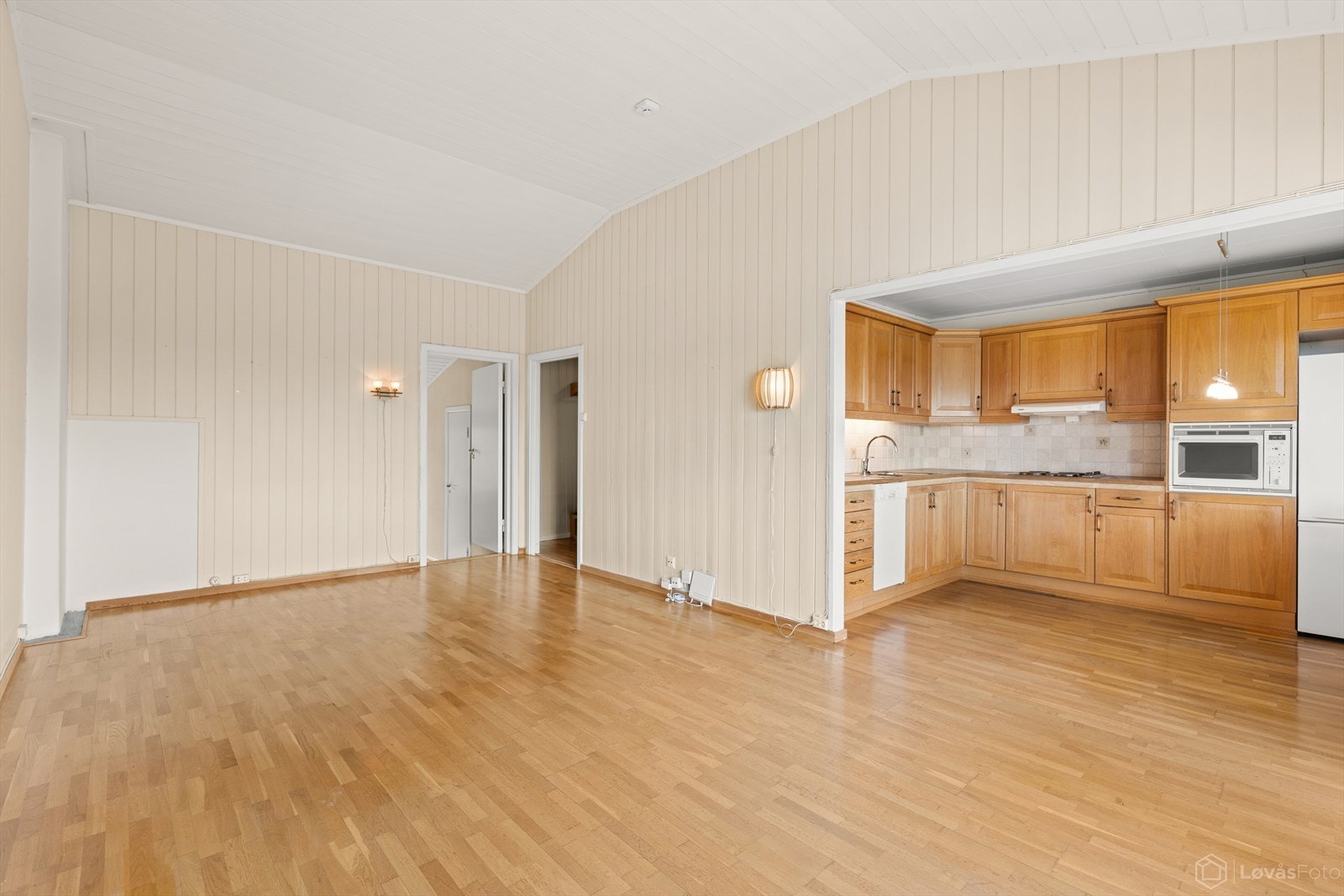 Det er god plass til spisegruppe ved kjøkkenet. Galleribilde