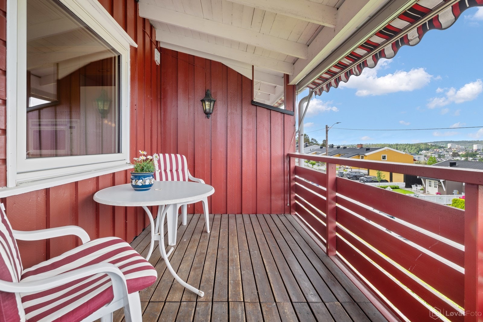 Fra stue er det adkomst til vestvendt terrasse med meget gode solforhold. Galleribilde