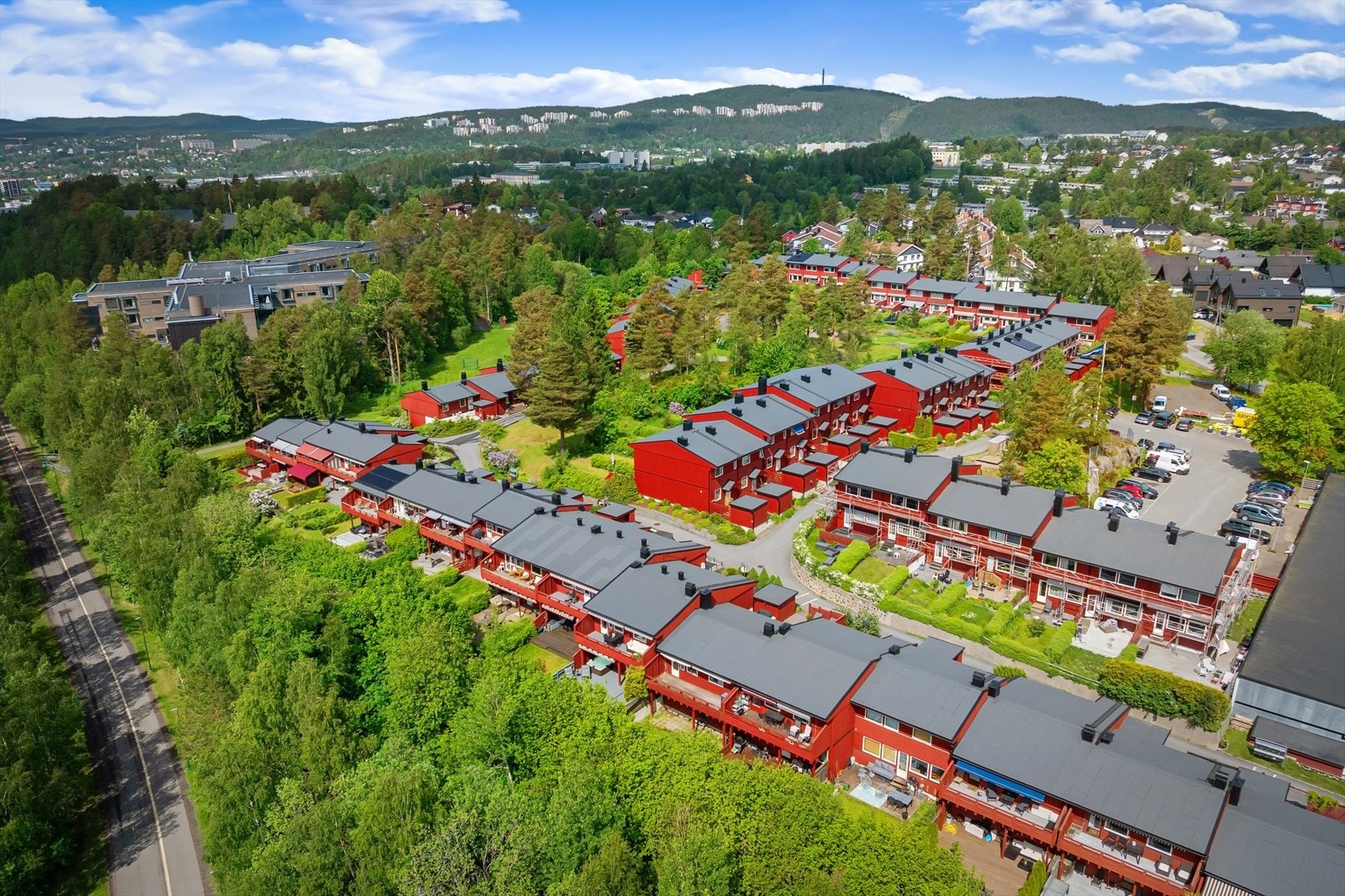 Rekkehuset ligger i et rolig, attraktivt og barnevennlig boligområde på Høybråten i Oslo kommune. Galleribilde