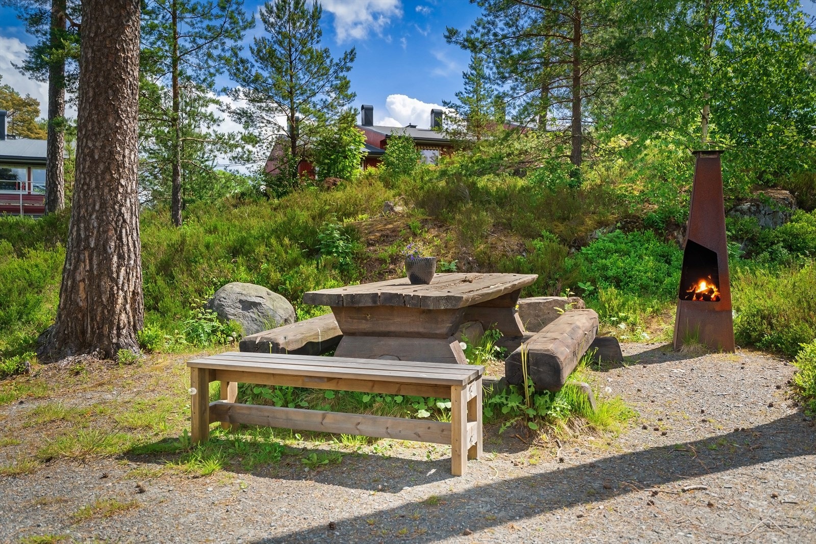 Borettslaget har en pent opparbeidet tomt med trær, skog, plen og sitteplasser. Galleribilde