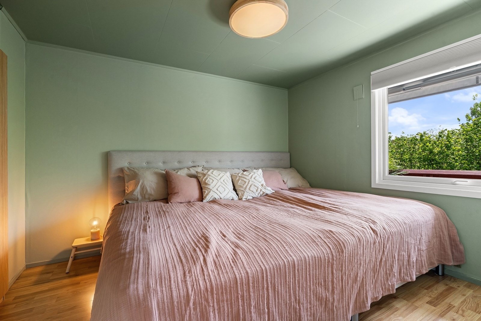 Romslig hovedsoverom med god plass til dobbeltseng. Galleribilde