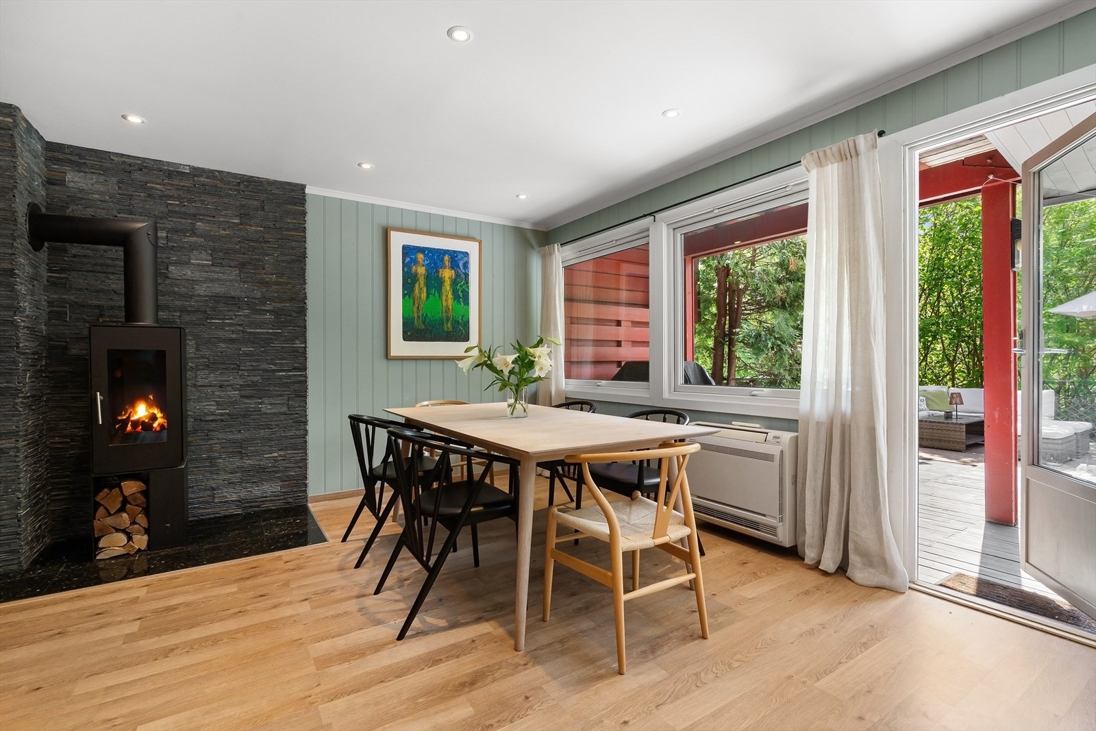 Her kan du nyte hyggelige måltider og sammenkomster med venner og familie. Fra stuen er det utgang til boligens terrasse på hele 56 kvm! Galleribilde
